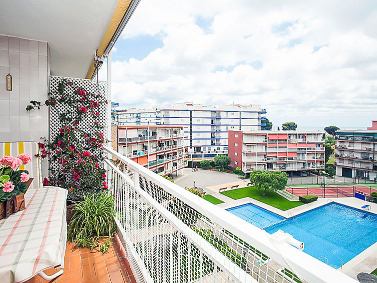 "Mariola", appartement 3-kamers 65 m2 op de 4e verdieping. Ruim en licht, doelmatig en smaakvol ingericht: woon-/eetkamer met eettafel, TV, stereo-installatie en DVD. Uitgang naar het balkon. 1 kamer ..