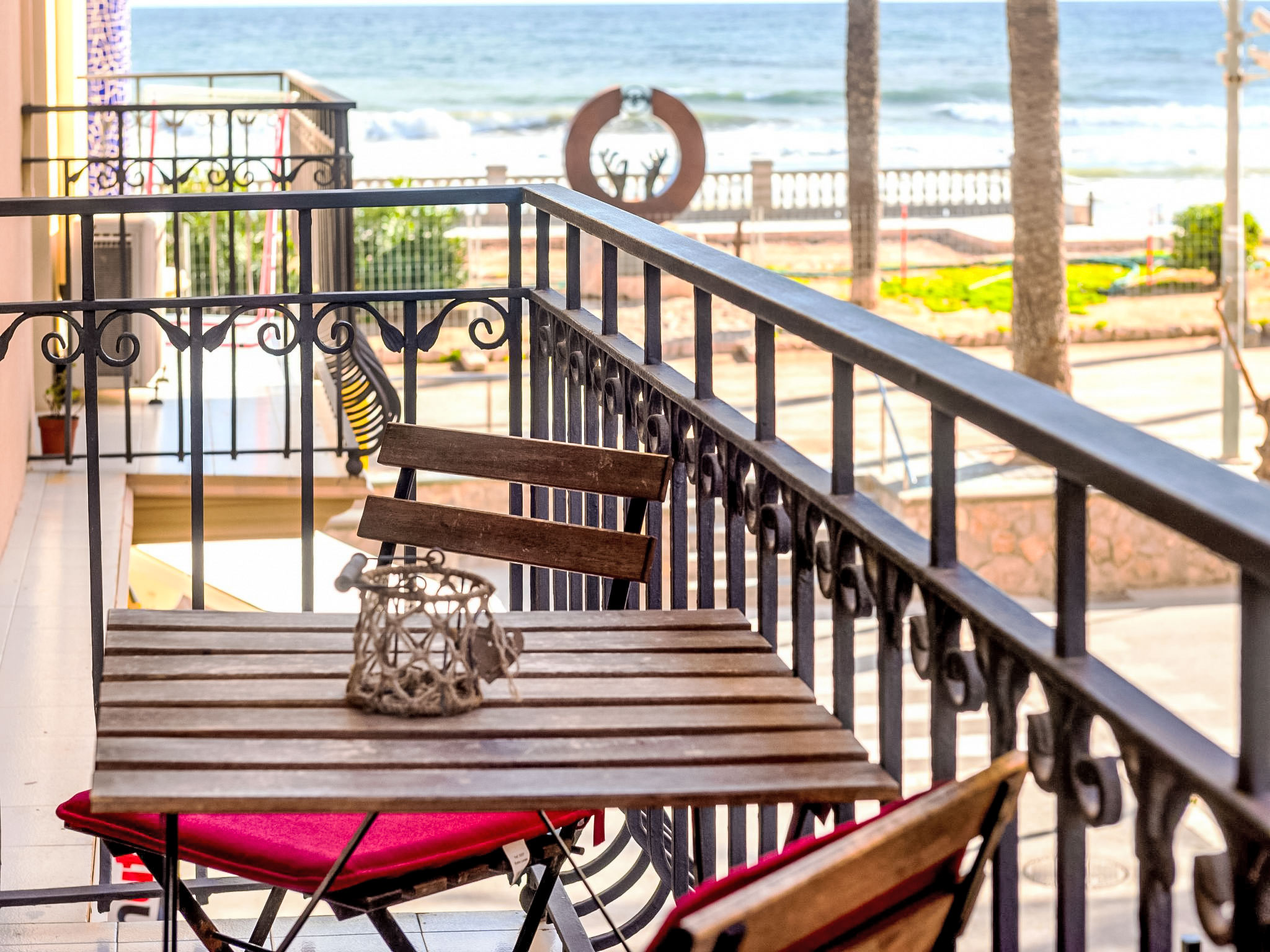 Appartement 2-kamers 46 m2 op de 1e verdieping. Comfortabel en gezellig ingericht: woon-/eetkamer met 1 2-pers divanbed, Digitale TV, Flatscreen TV en DVD. Uitgang naar het balkon. 1 kamer met 1 2-per..