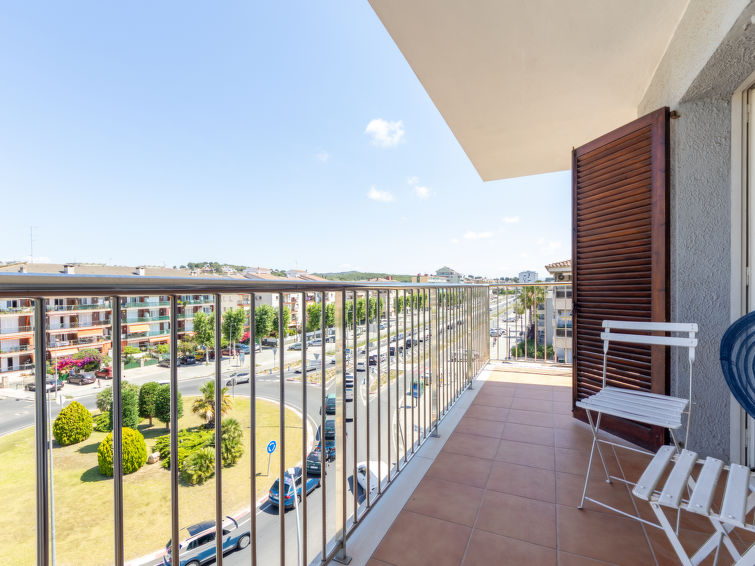 "Cesar", appartement 4-kamers 50 m2 op de 4e verdieping. Het objekt is geschikt voor 4 volwassenen + 2 kinderen. Eenvoudig en gezellig ingericht: woon-/eetkamer met Digitale TV. Uitgang naar het balko..