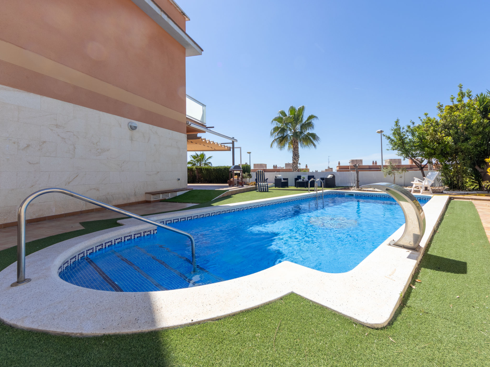 Maison Cal 5inc – Piscine extérieure, photo 43 sur 49