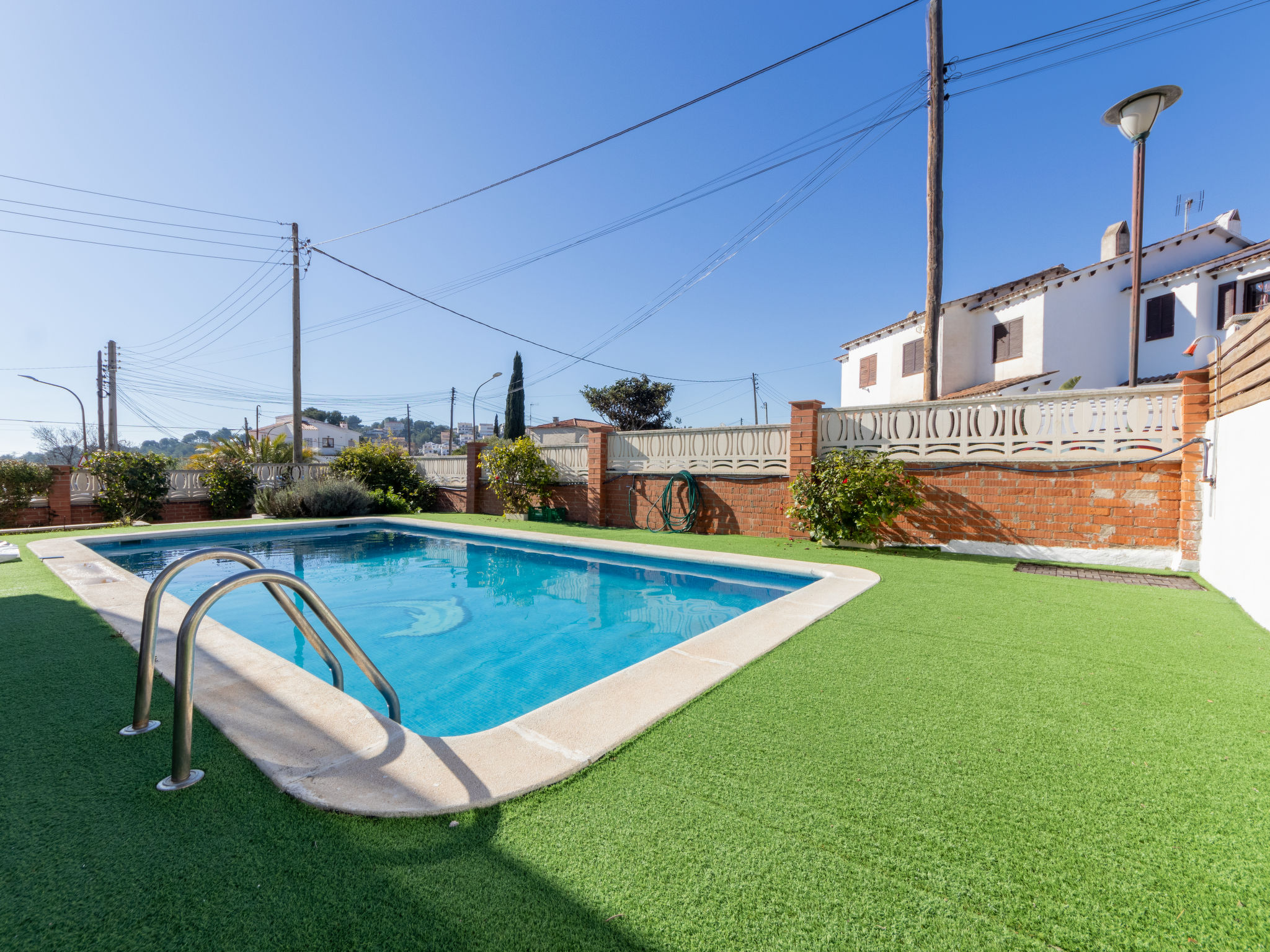 "Alcazar", 6-Zimmer-Haus 280 m2. Objekt geeignet für 8 Erwachsene + 4 Kinder. Zweckmässig und komfortabel eingerichtet: Wohn-/Esszimmer mit offenem Kamin und Digital-TV. Ausgang zum Gartensitzplatz,..