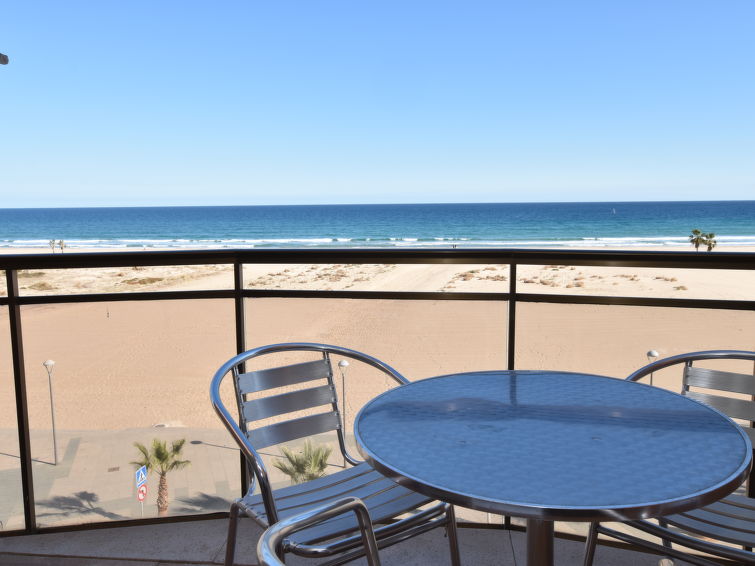 Zeezicht en direct aan zee: Ruim appartement in Torredembarra in Torredembarra
