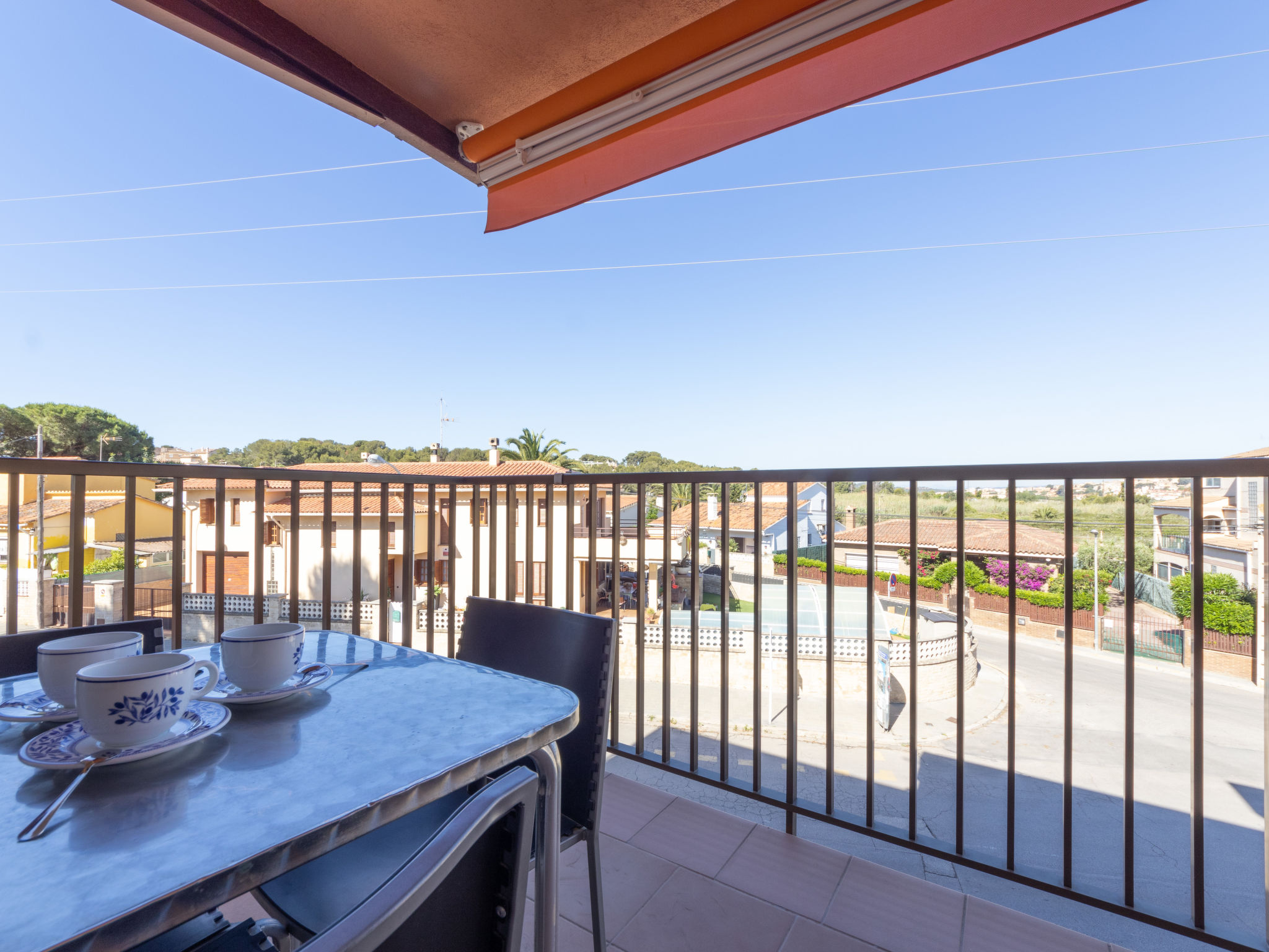 "Marina Pándols", appartement 3-kamers 61 m2 op de 2e verdieping. Het objekt is geschikt voor 2 volwassenen + 2 kinderen. Licht, gerenoveerd in 2018, eenvoudig en doelmatig ingericht: woon-/eetkamer ..