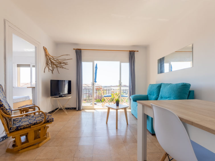 "Tabor", appartement 3-kamers 44 m2 op de 2e verdieping. Het objekt is geschikt voor 4 volwassenen. Eenvoudig en doelmatig ingericht: woon-/eetkamer met Digitale TV. Uitgang naar de loggia. 1 kamer me..