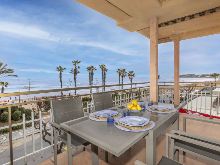 Aan zee: Zonnig appartement Osiris in La Pineda met zeezicht in La Pineda