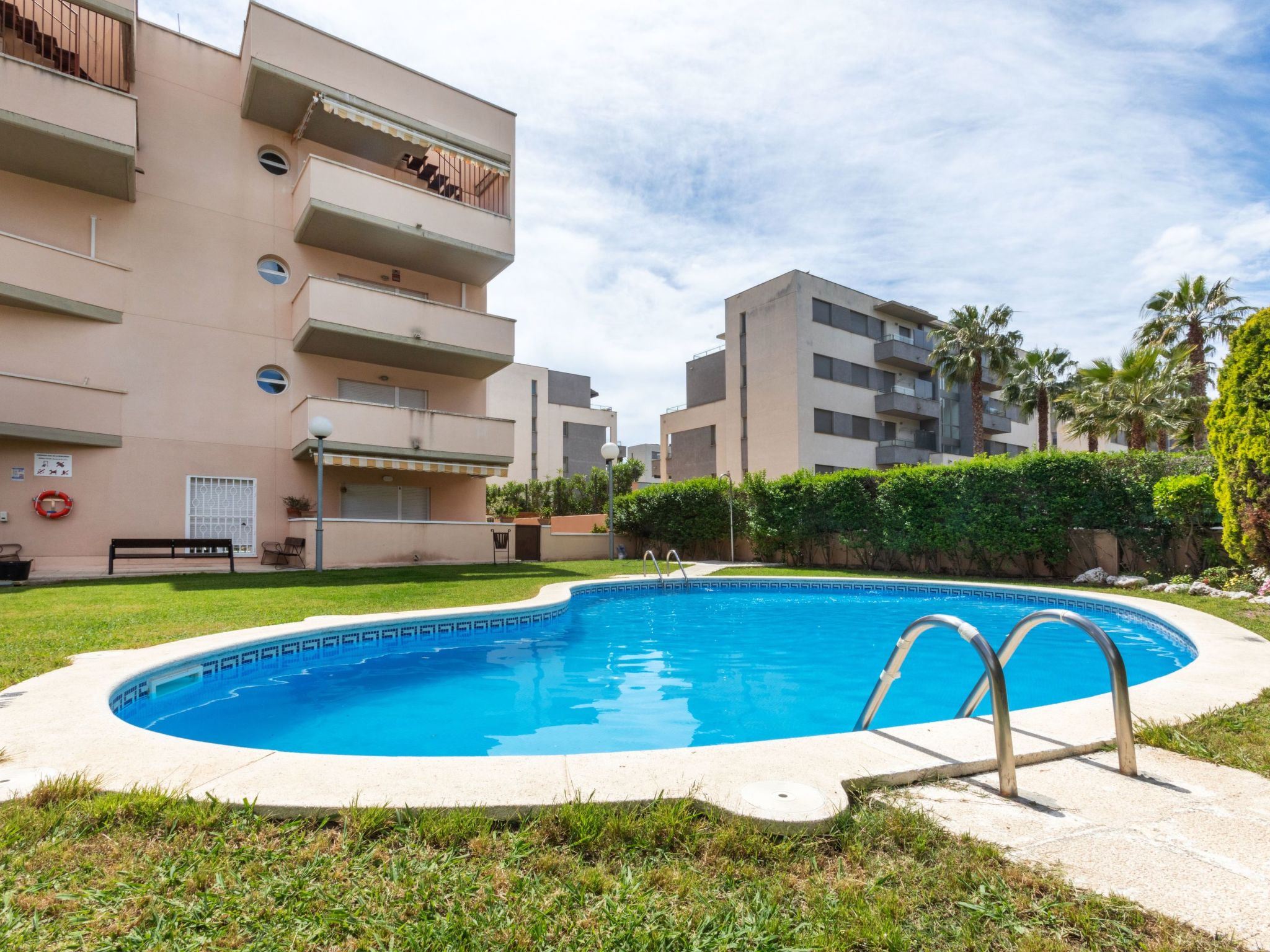 Appartement 3-kamers 58 m2 op de 1e verdieping. Het objekt is geschikt voor 4 volwassenen + 1 kinderen. Doelmatig ingericht: woon-/eetkamer met 1 2-pers divanbed (120 cm, lengte 180 cm), Sat-TV en Fla..