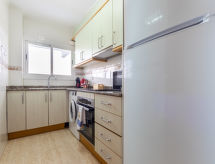 Ulises: Modern appartement aan zee met zwembad in Salou, 150m van strand - thumbnail 4