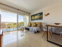Ulises: Modern appartement aan zee met zwembad in Salou, 150m van strand - thumbnail 6