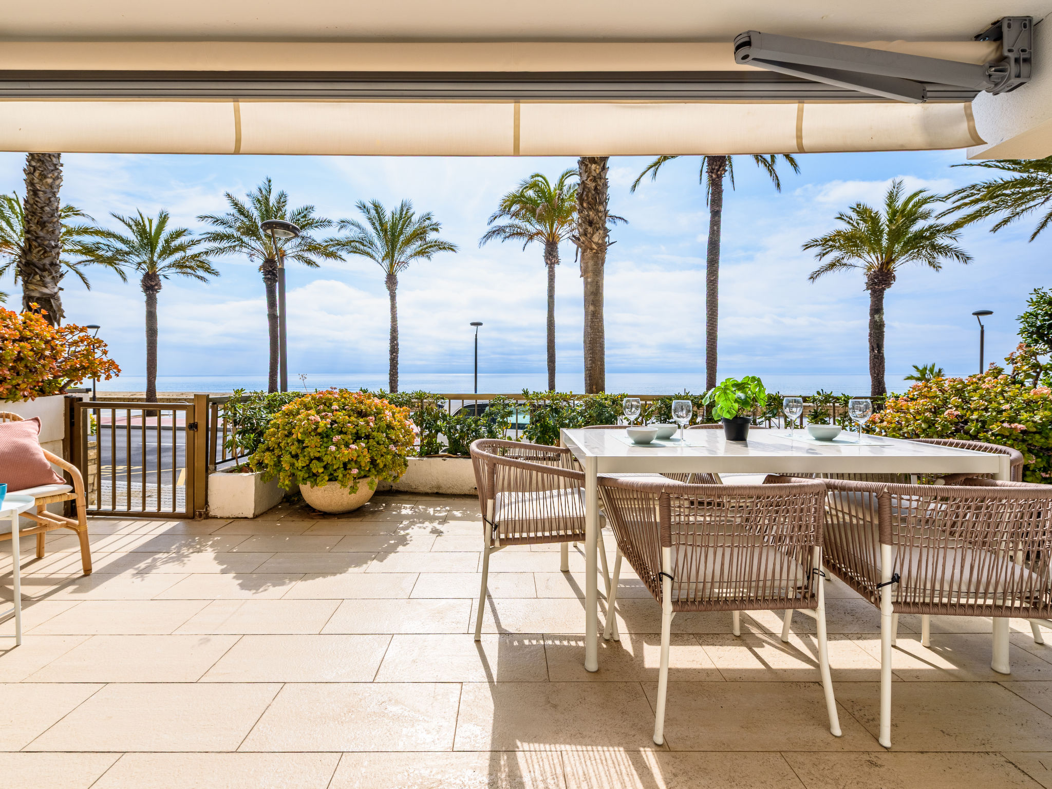 "Del Sol", appartement 3-kamers 70 m2, op de begane grond. Gedeeltelijk gerenoveerd in 2026, doelmatig en gezellig ingericht: eetkamer met Digitale TV. Uitgang naar het terras. 1 kamer met 1 2-pers be..