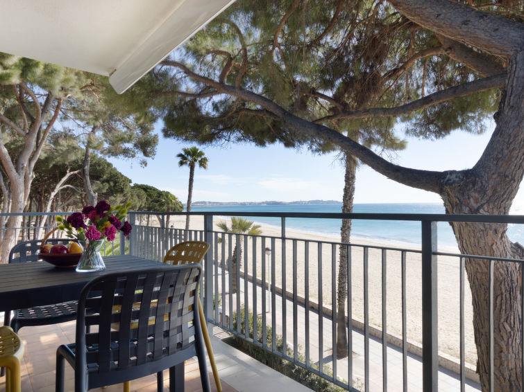 "Reus Mediterraneo", 4-Zimmer-Wohnung 80 m2 im 2. Stock. Vollständig renoviert im Jahre 2020, komfortabel und gemütlich eingerichtet: Wohn-/Esszimmer mit Esstisch und Digital-TV. Ausgang zur Loggia...