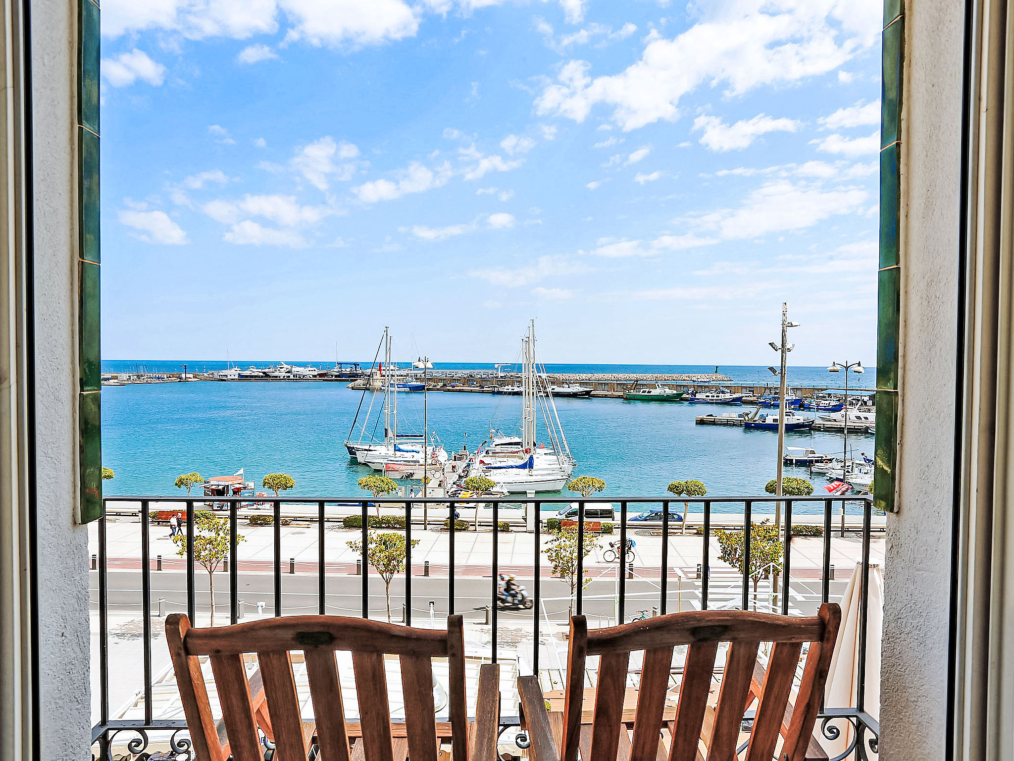 Appartement 3-kamers 88 m2 op de 3e verdieping. Zeer mooi en smaakvol ingericht: woon-/eetkamer met Digitale TV, Flatscreen TV, stereo-installatie, air-conditioning en heteluchtverwarming. Uitgang naa..