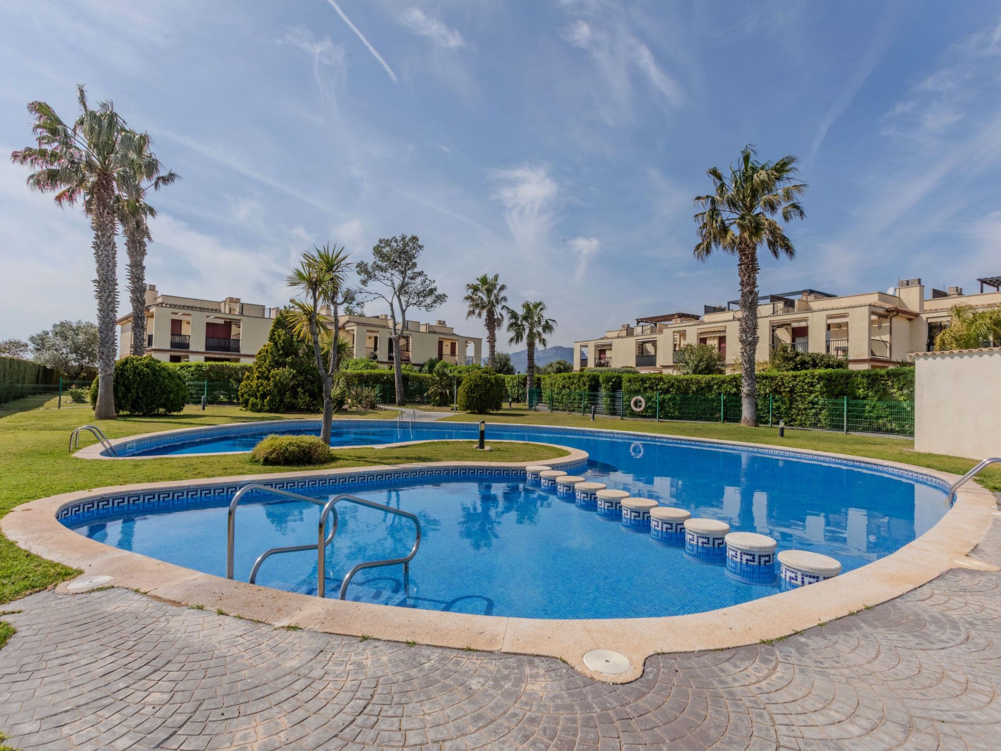 "Vila Romana", huis 3-kamers 60 m2. Doelmatig en gezellig ingericht: woon-/eetkamer met Digitale TV en internationale TV-zenders. Uitgang naar de zitplaats in de tuin. Keuken (oven, afwasmachine, 4 ke..