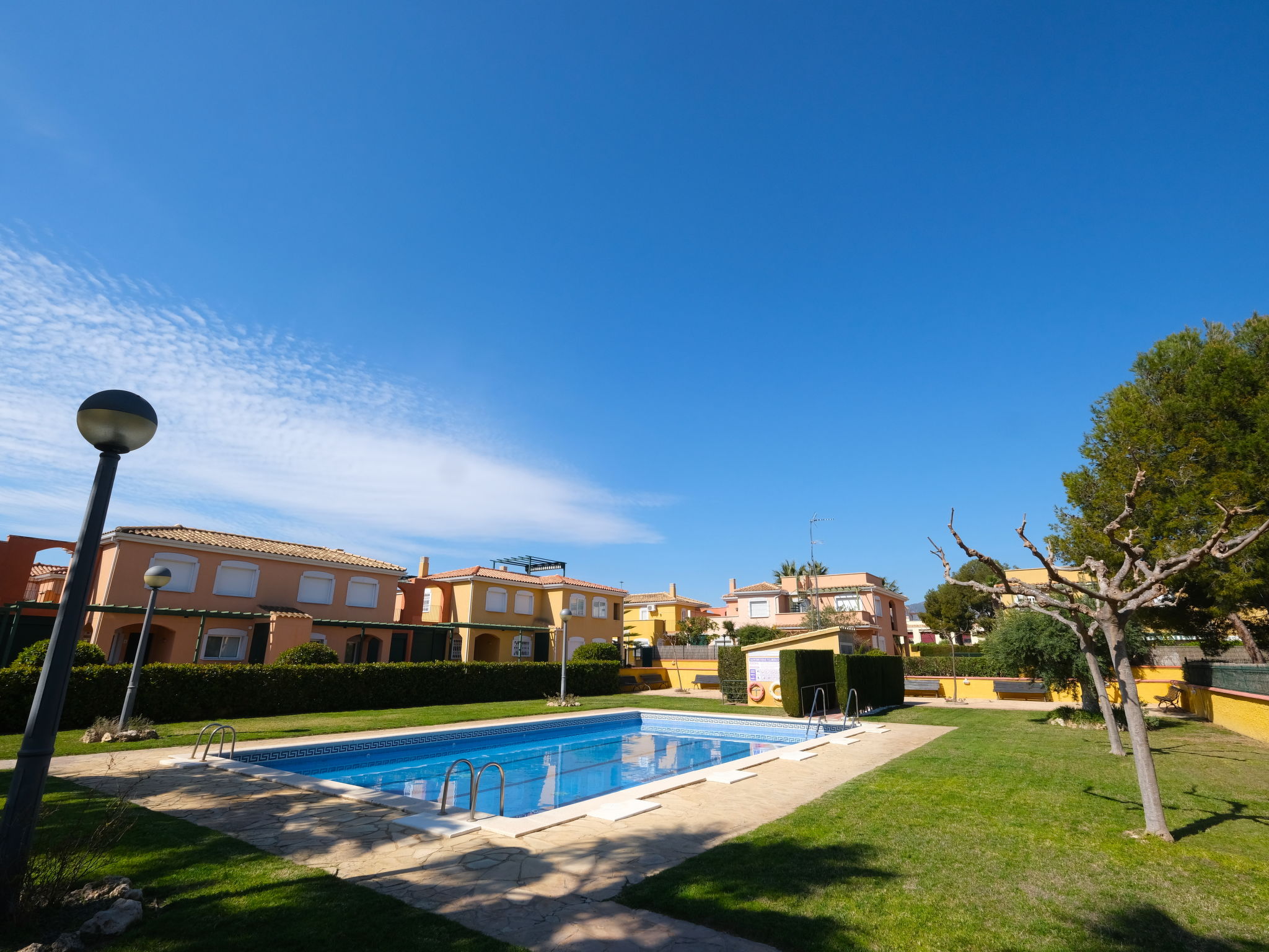 "Sol", huis in een rij 4-kamers 140 m2 op 2 verdiepingen. Comfortabel en gezellig ingericht: woon-/eetkamer met eettafel, Digitale TV, air-conditioning en elektrische rolluiken. Uitgang naar de zitpla..