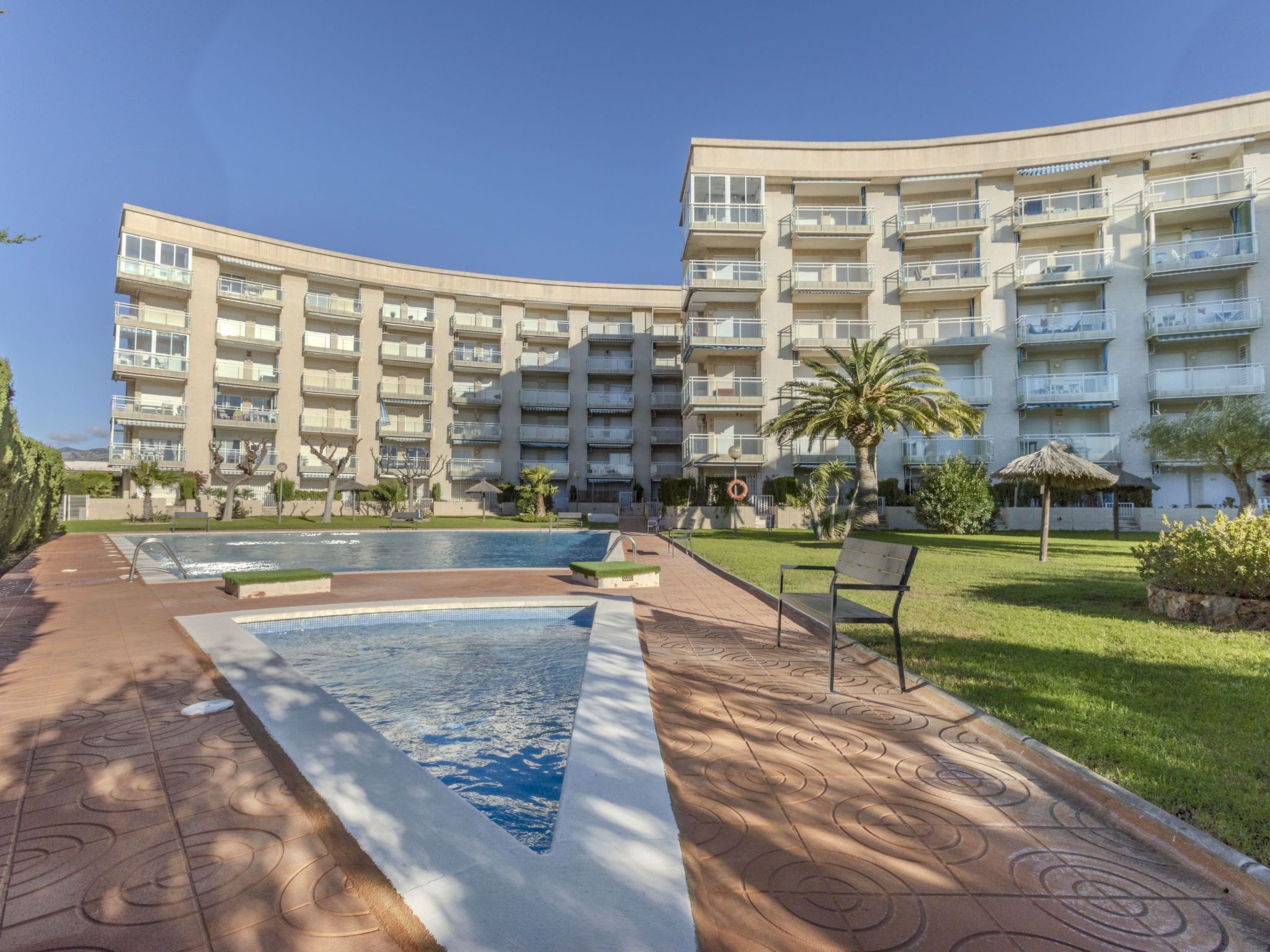 Los Pelicanos V-Outside