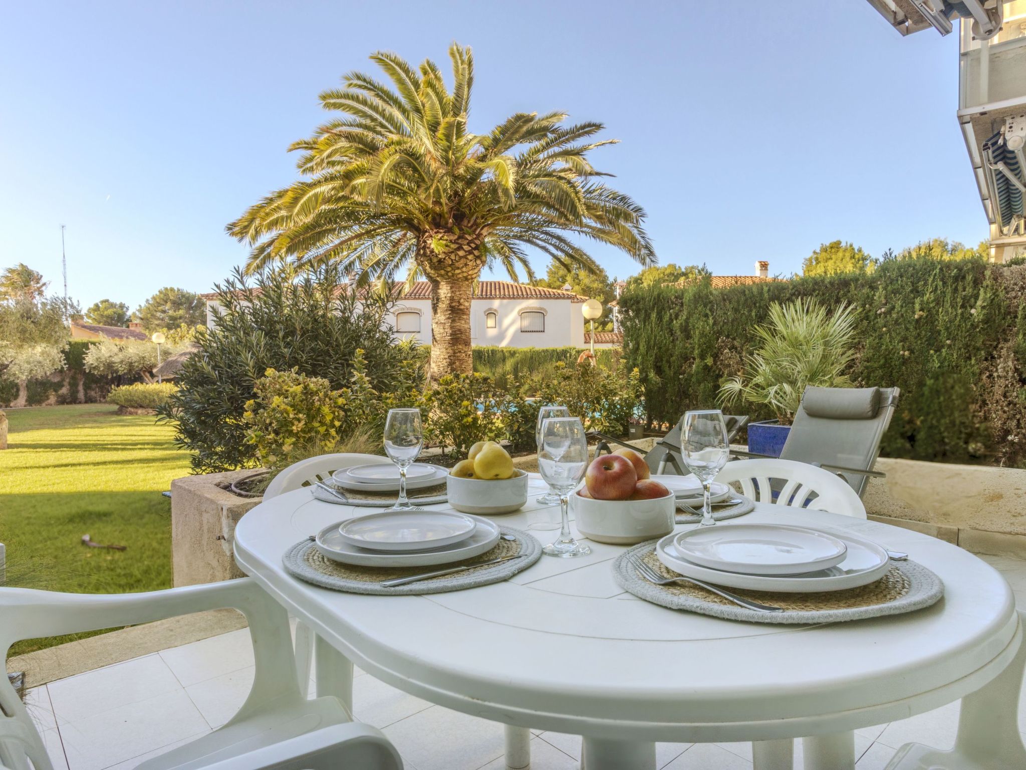 Los Pelicanos V-Outside