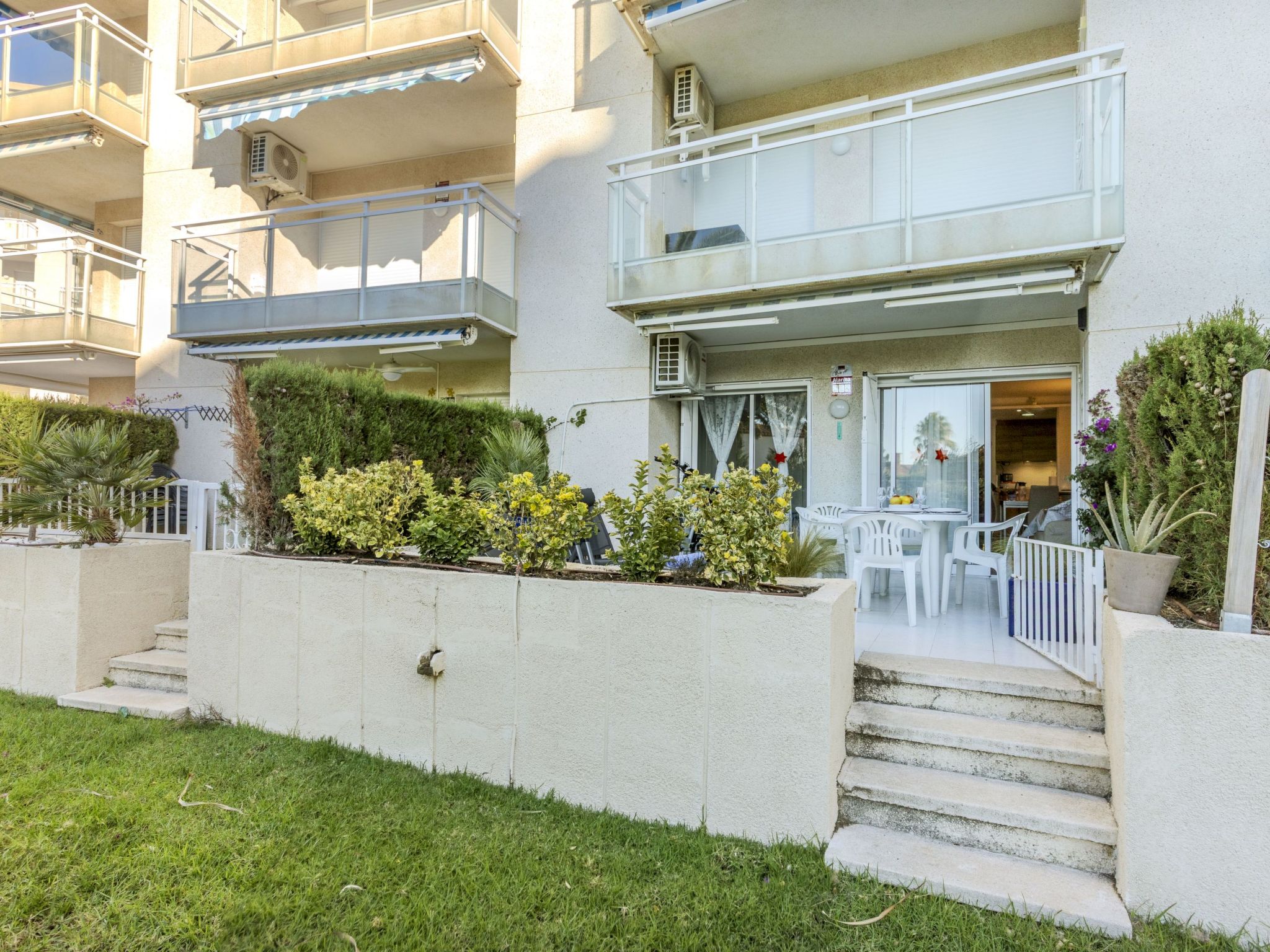 Los Pelicanos V-Outside