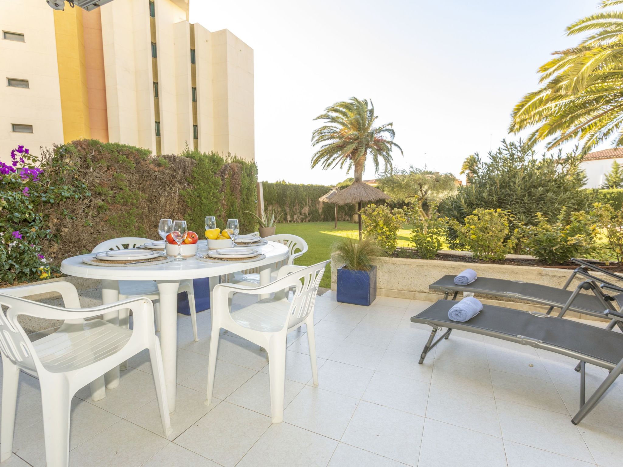 Los Pelicanos V-Outside