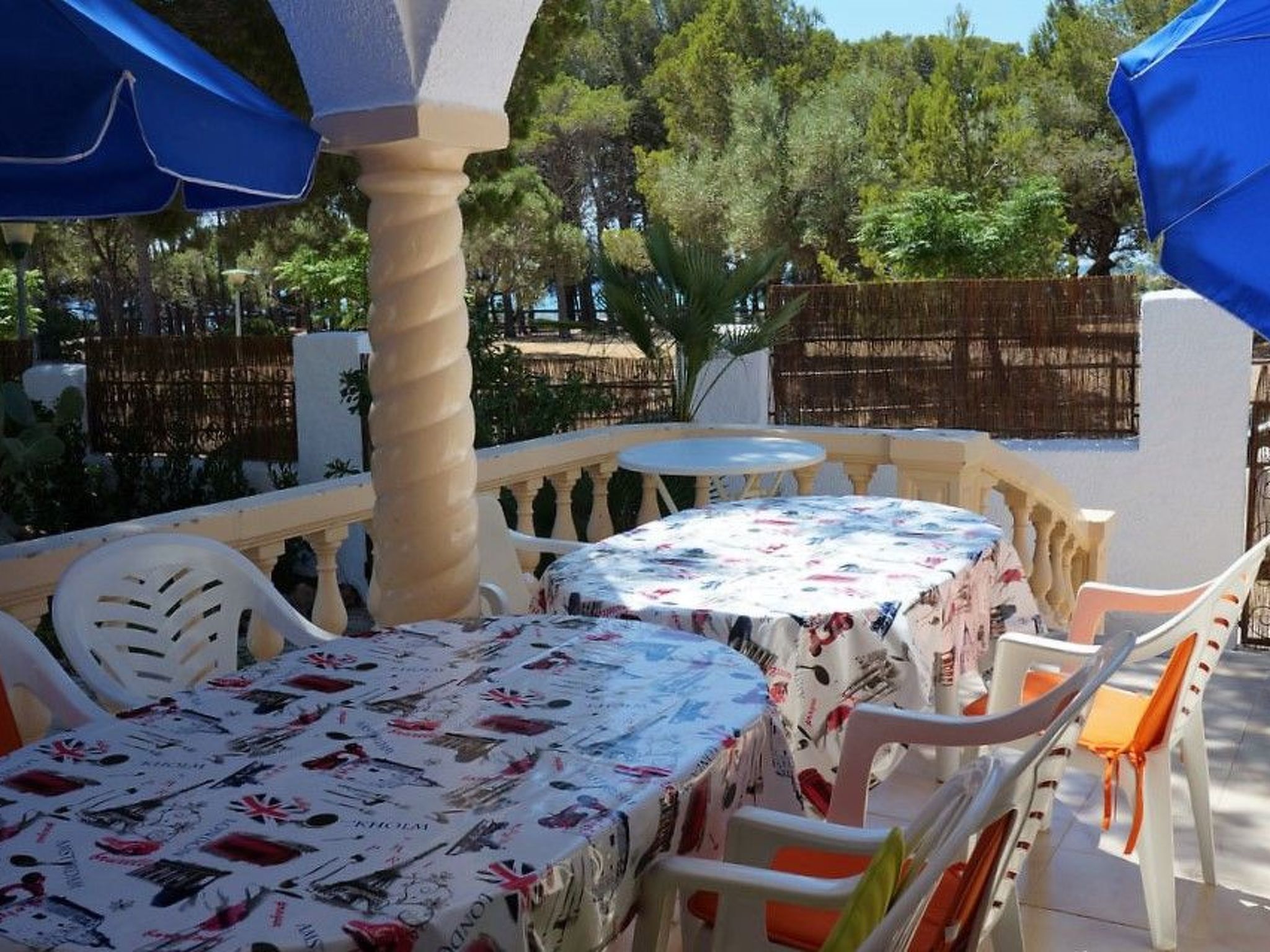 Villa mit einem Nebengebäude auf weitläufigem Garten in Strandnähe