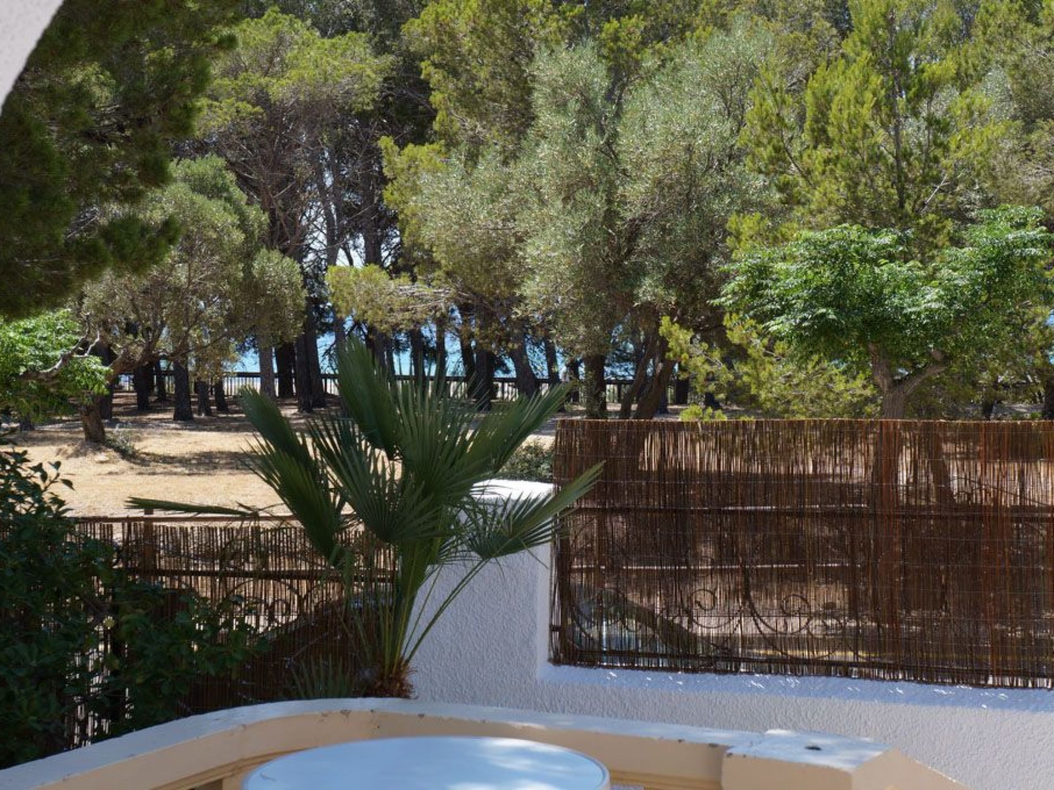 Villa mit einem Nebengebäude auf weitläufigem Garten in Strandnähe