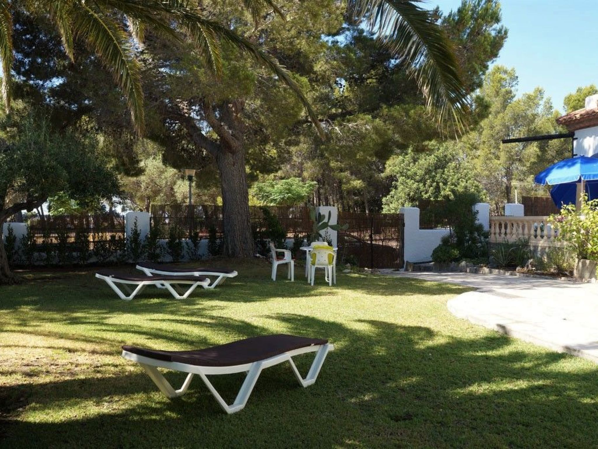 Villa mit einem Nebengebäude auf weitläufigem Garten in Strandnähe-Image-tags.info