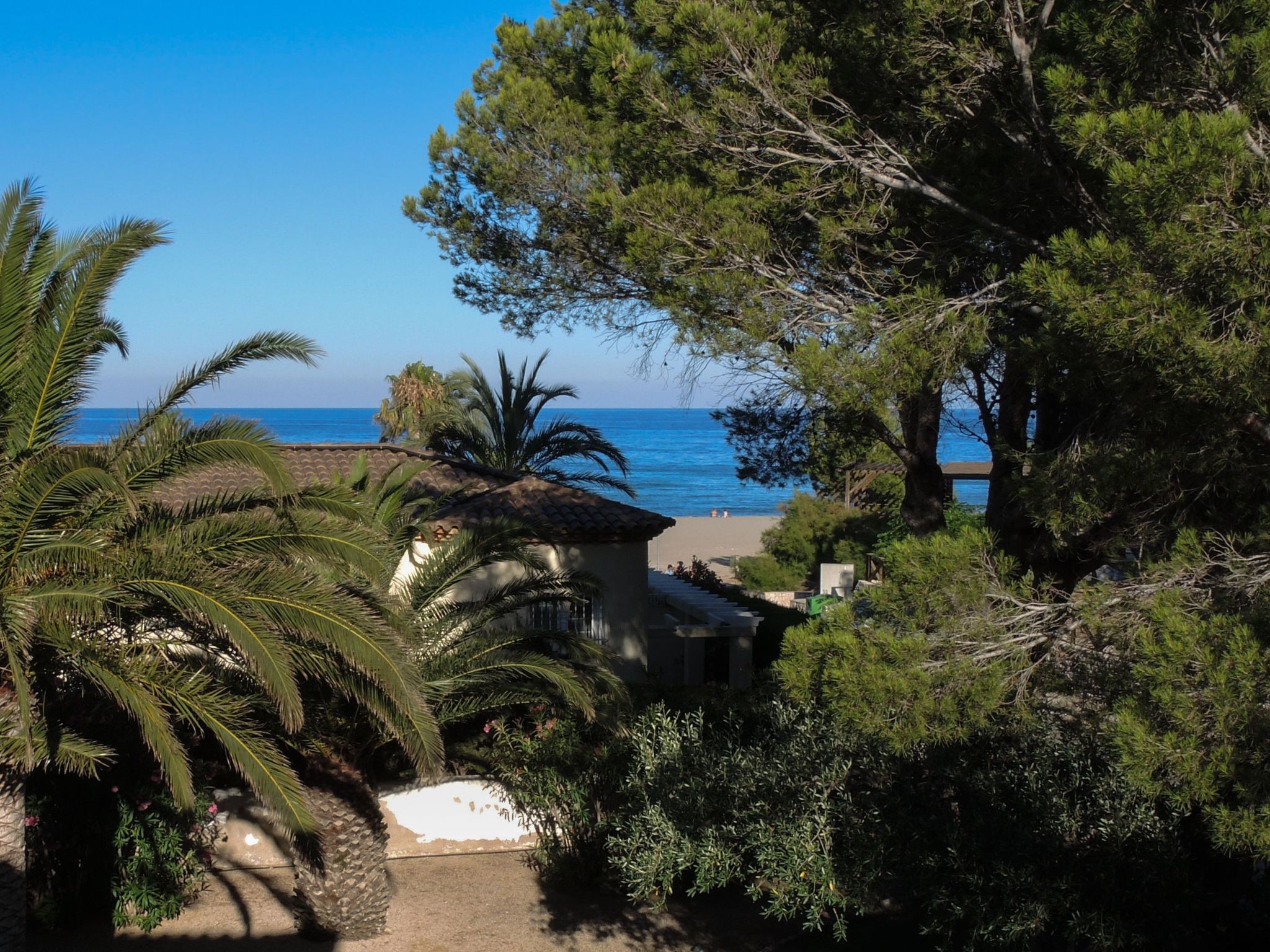 Villa mit einem Nebengebäude auf weitläufigem Garten in Strandnähe-Image-tags.info