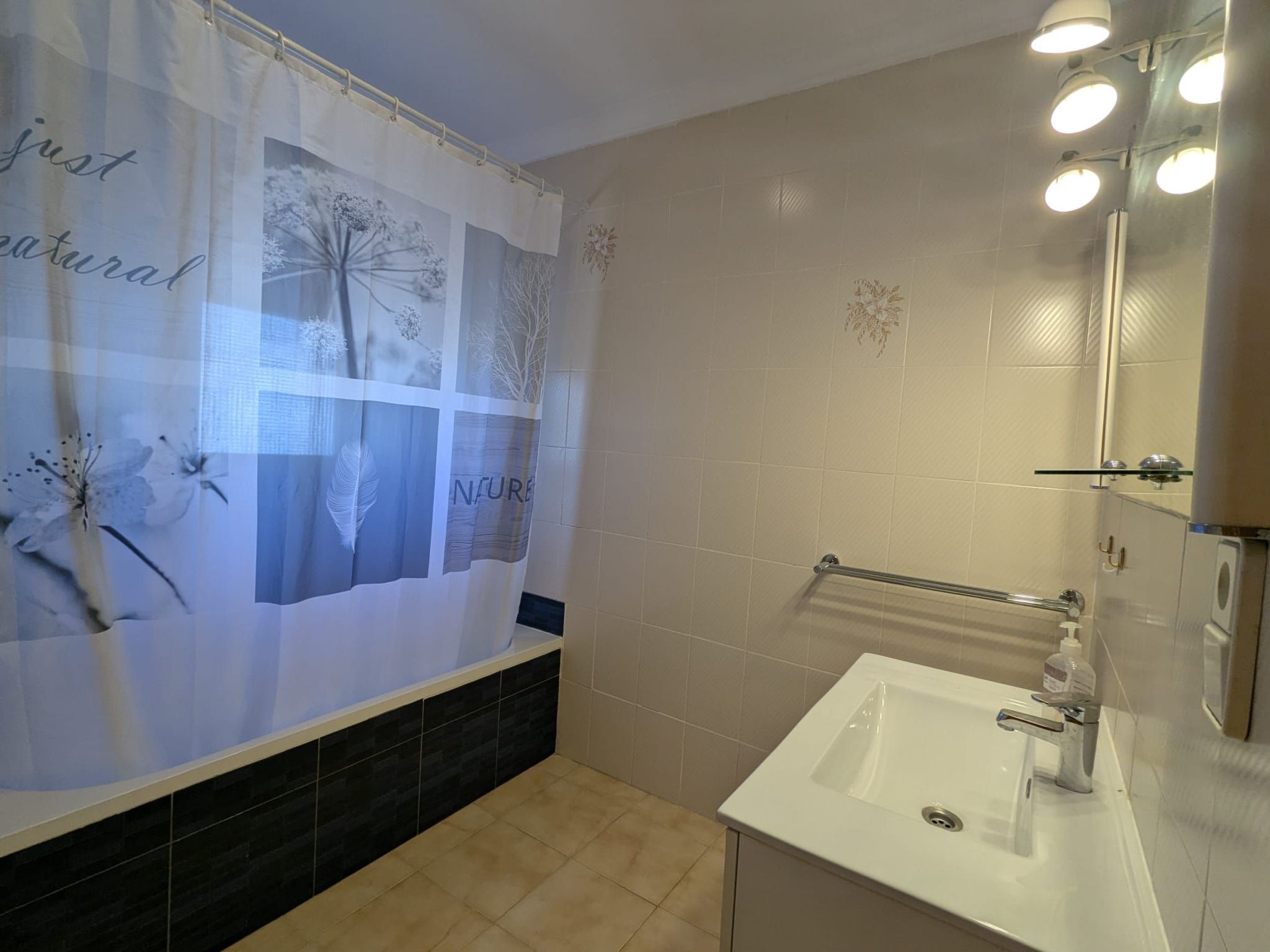 Villa mit einem Nebengebäude auf weitläufigem Garten in Strandnähe-Image-tags.info