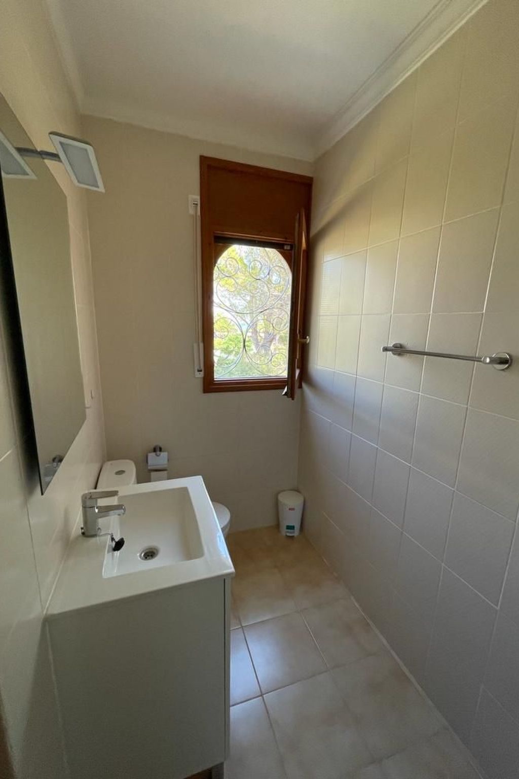 Villa mit einem Nebengebäude auf weitläufigem Garten in Strandnähe-Image-tags.info