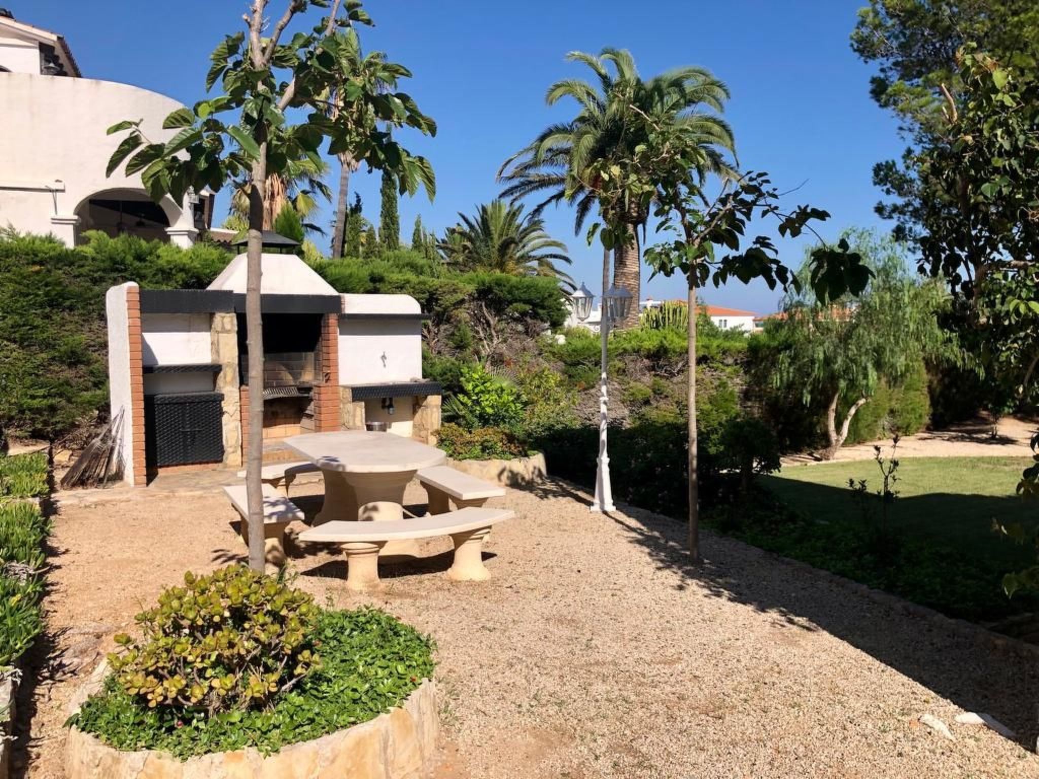 Villa mit einem Nebengebäude auf weitläufigem Garten in Strandnähe-Outside