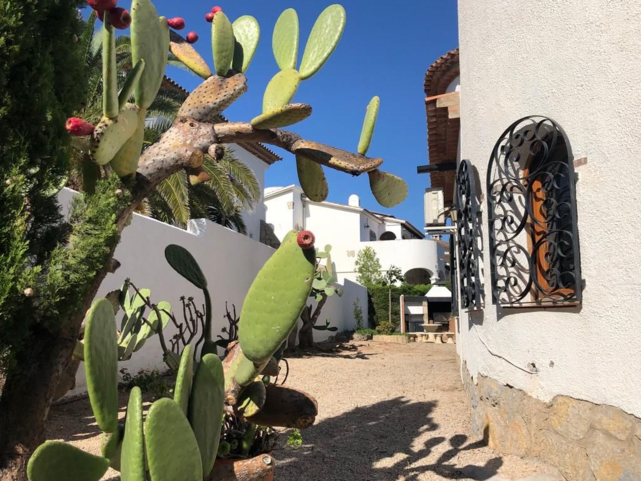 Villa mit einem Nebengebäude auf weitläufigem Garten in Strandnähe-Image-tags.info