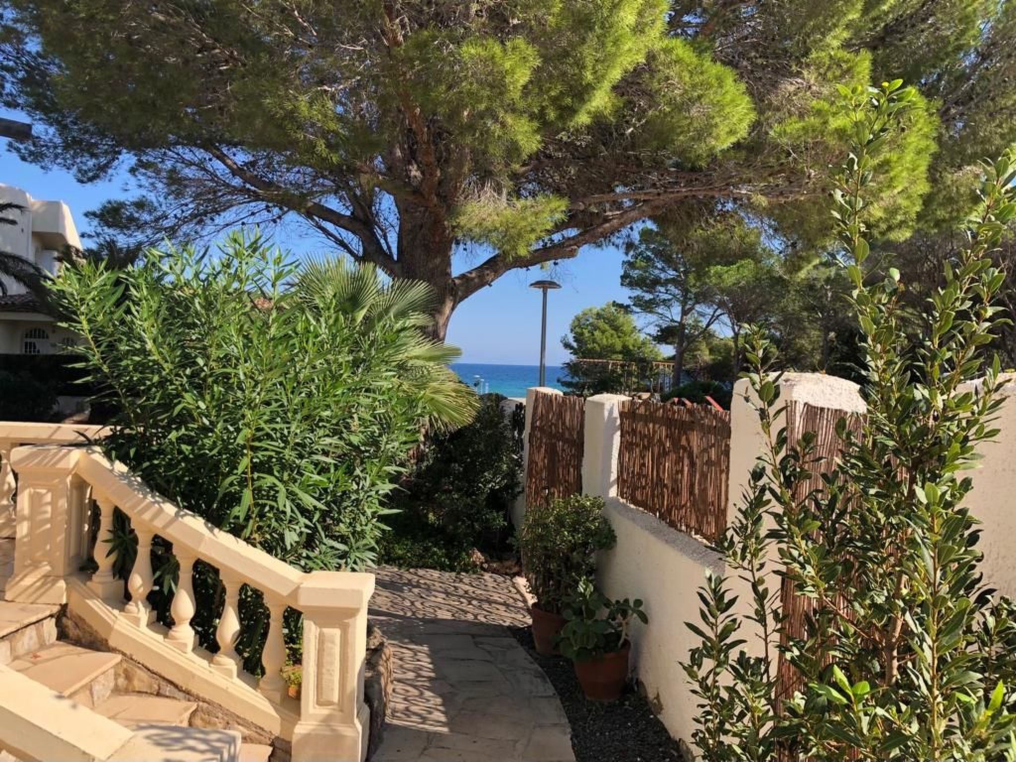 Villa mit einem Nebengebäude auf weitläufigem Garten in Strandnähe-Image-tags.info