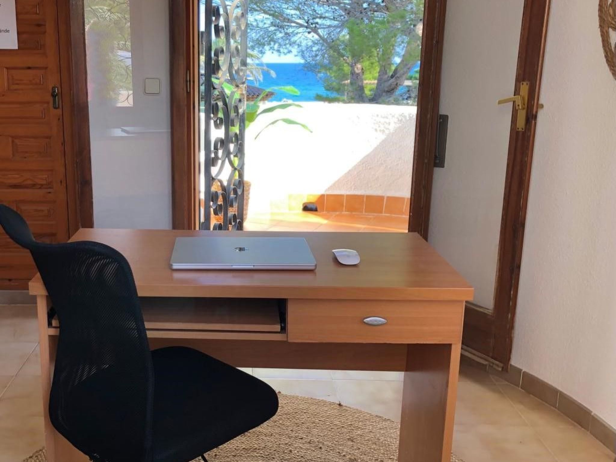 Photo of Villa mit einem Nebengebäude auf weitläufigem Garten in Strandnähe