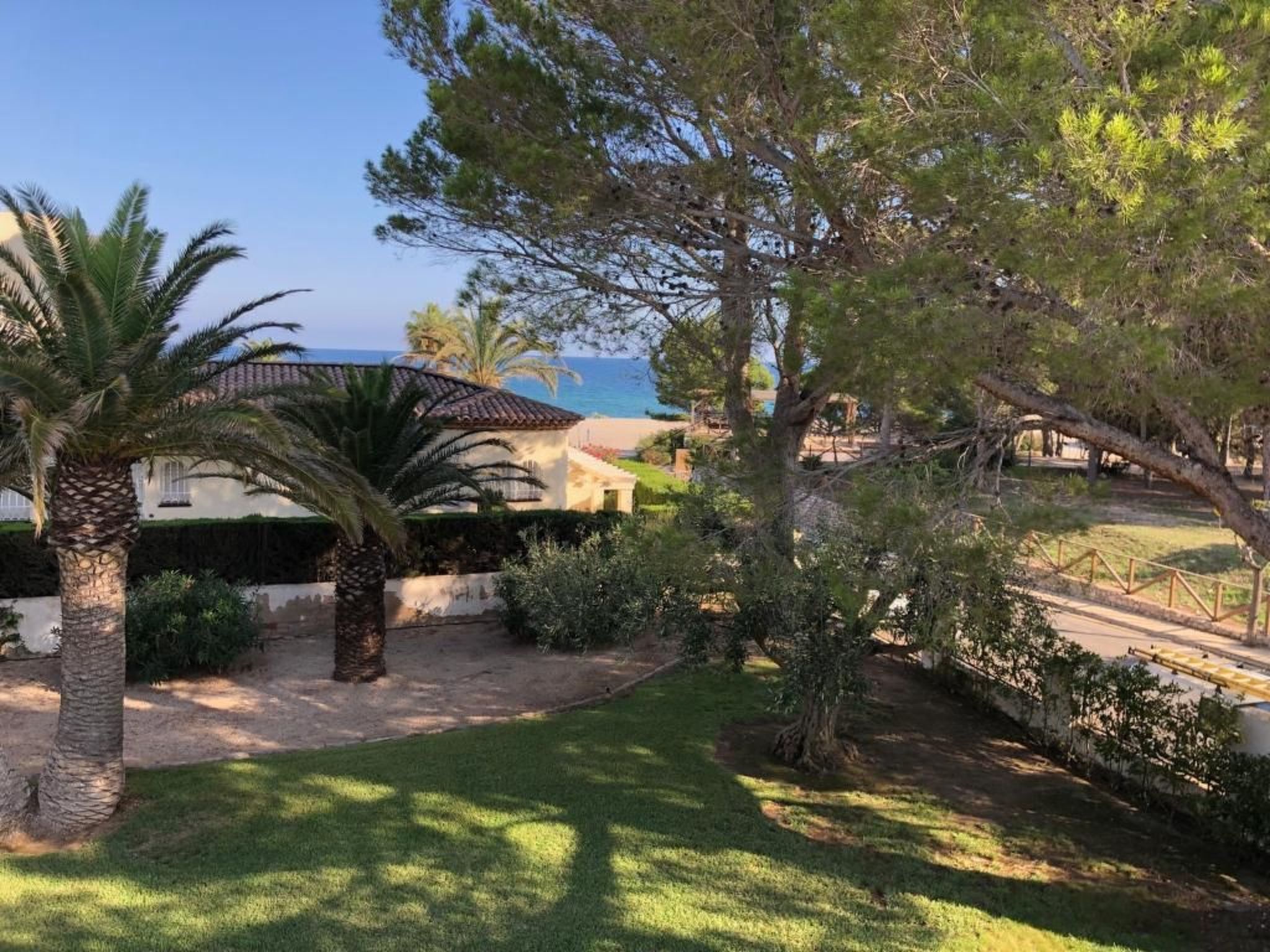 Photo of Villa mit einem Nebengebäude auf weitläufigem Garten in Strandnähe