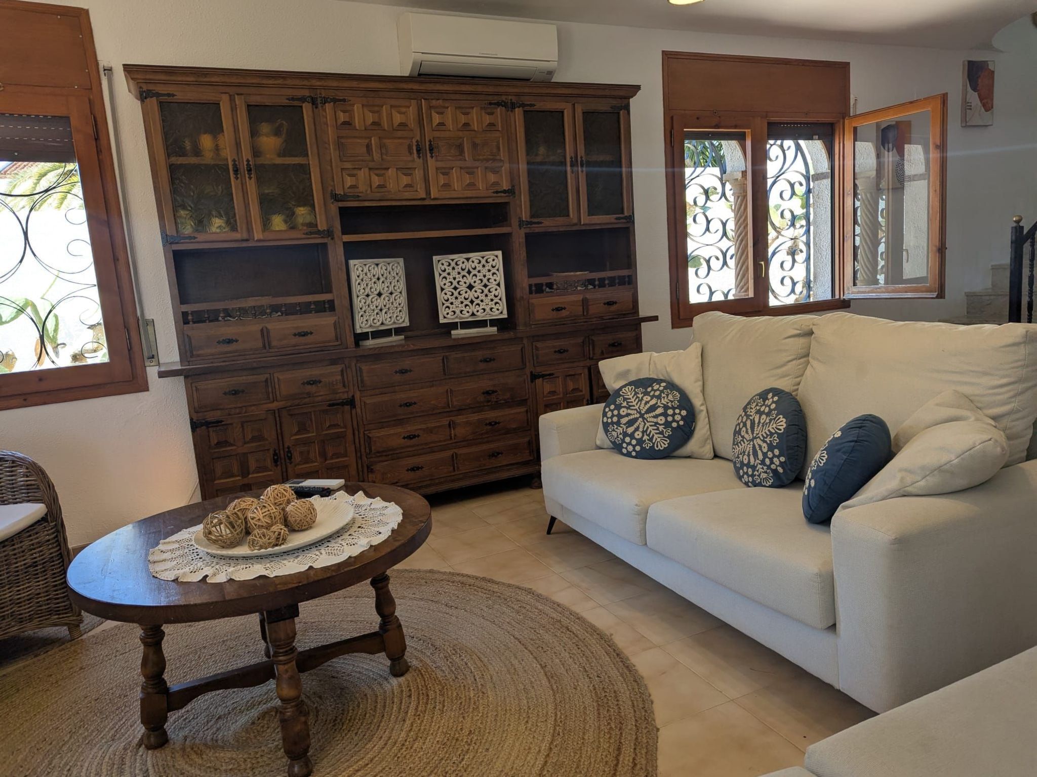 Photo of Villa mit einem Nebengebäude auf weitläufigem Garten in Strandnähe