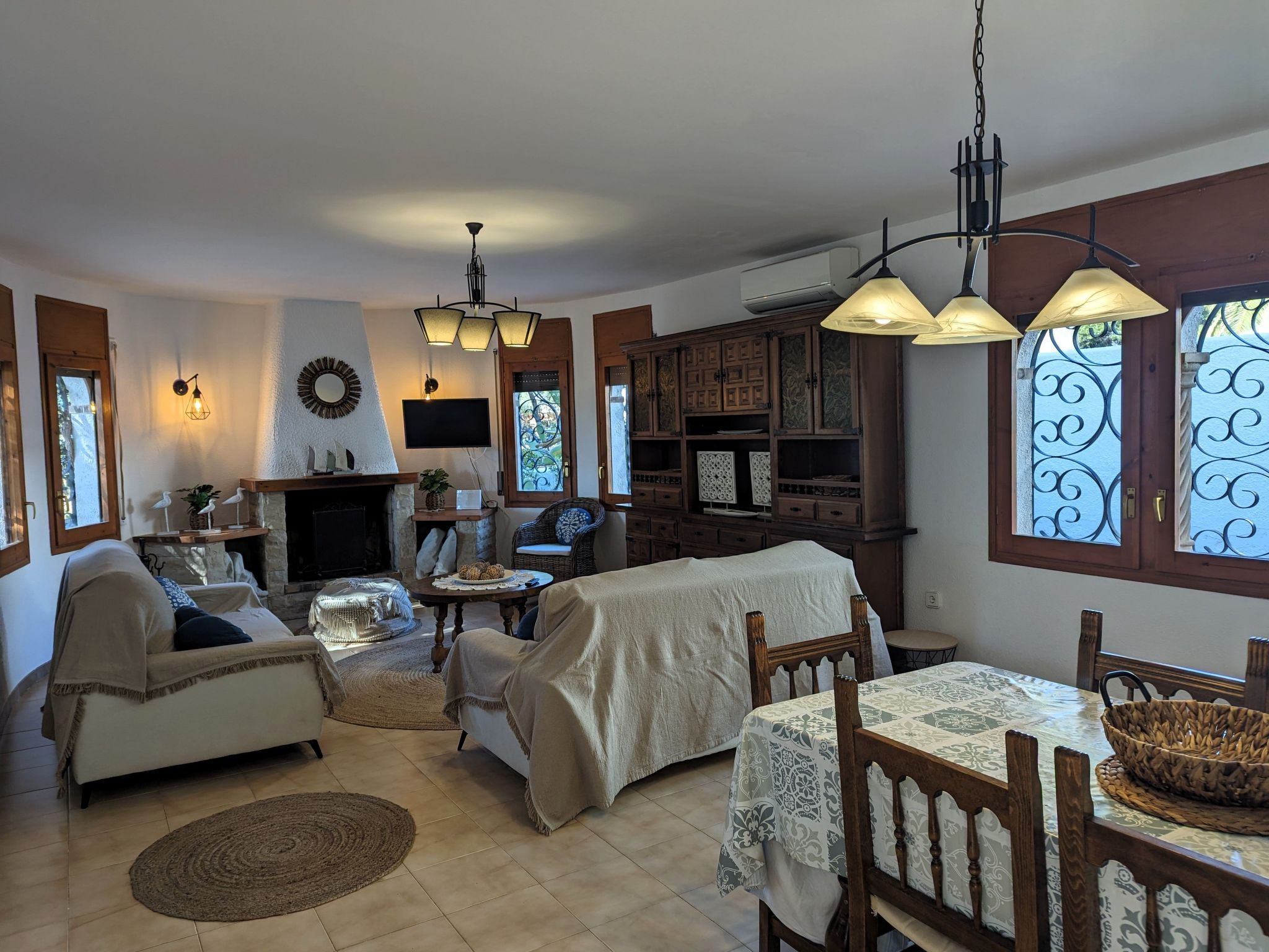 Photo of Villa mit einem Nebengebäude auf weitläufigem Garten in Strandnähe