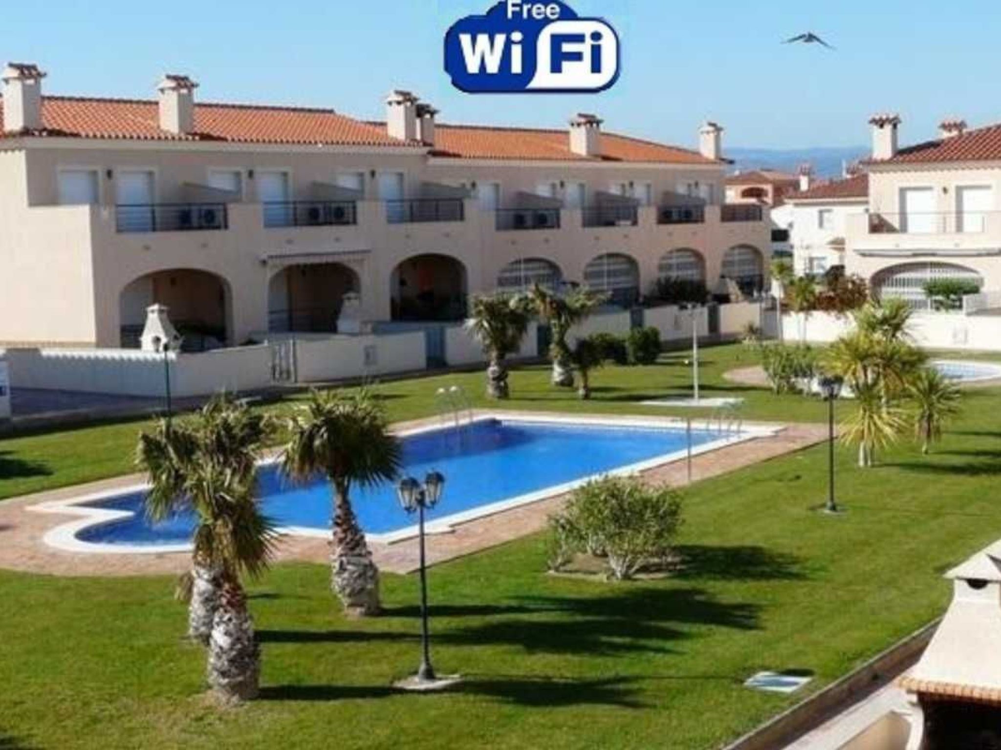 Schöne und diskrete Doppelhaushälfte auf zwei Etagen, in einer Wohnanlage mit Panoramablick auf die Berge und das Meer. Strände in 15 Minuten zu Fuß erreichbar. Sehr ruhige Gegend. Es gibt keine D..