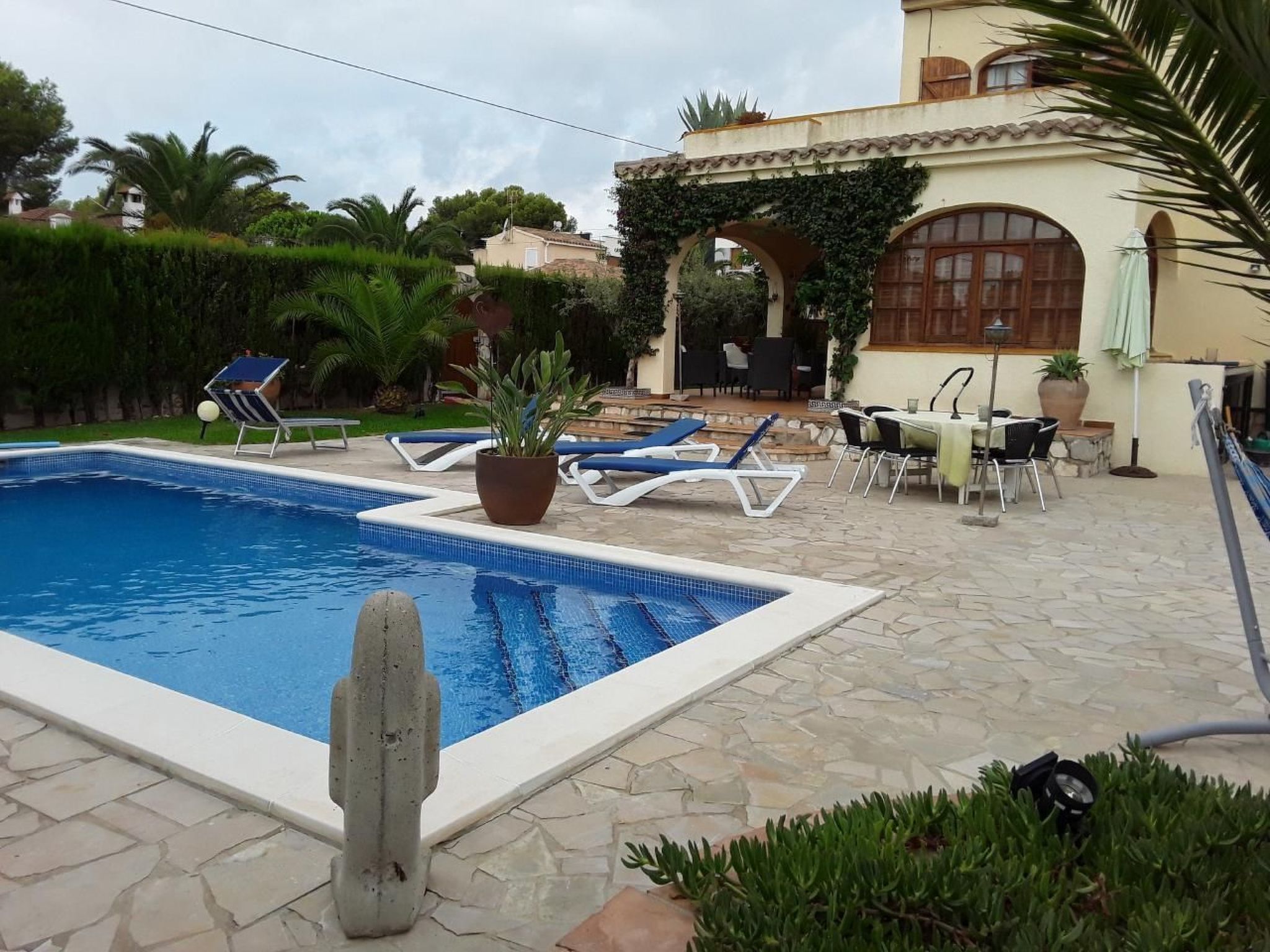 Mit Pool am Meer-Binnen