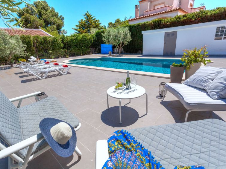 Search and Stay destination Les Tres Cales, CT - Spain from AU$ 388. Mercedes