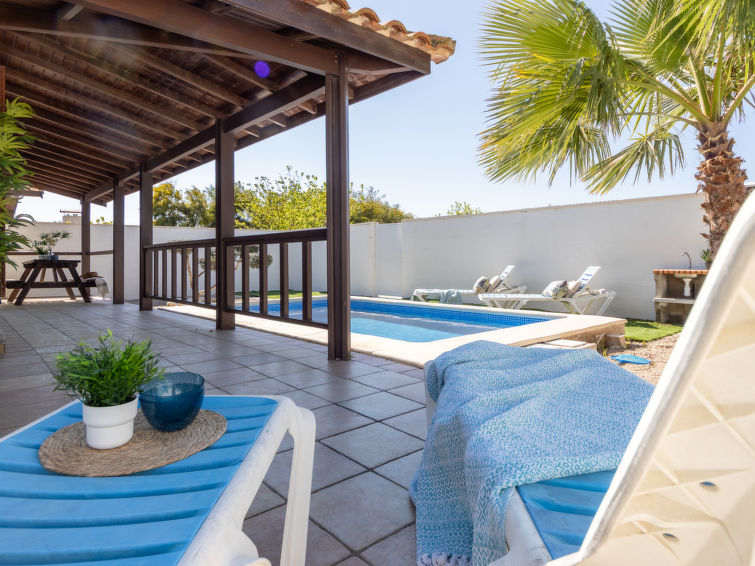 "Tropical 4", 4-Zimmer-Chalet 82 m2, im Erdgeschoss. Hell, schön und gemütlich eingerichtet: Wohn-/Esszimmer mit Esstisch, Digital-TV, Klimaanlage und Warmluftheizung. Ausgang zum Gartensitzplatz, z..