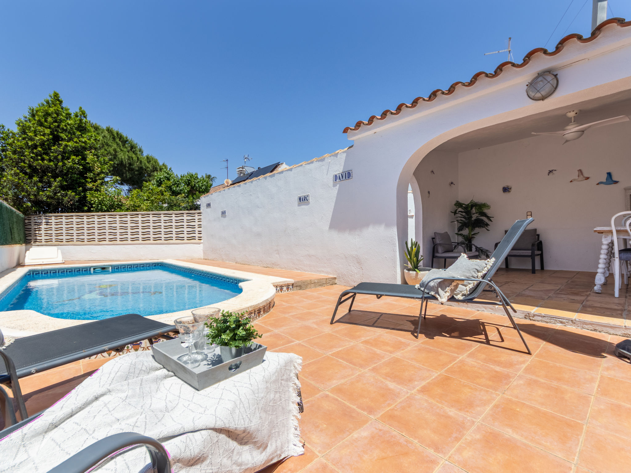 "Laguna", villa 4-kamers 98 m2. Comfortabel en gezellig ingericht: woon-/eetkamer met Digitale TV, internationale TV-zenders, air-conditioning en heteluchtverwarming. Uitgang naar het terras. 1 2-pers..