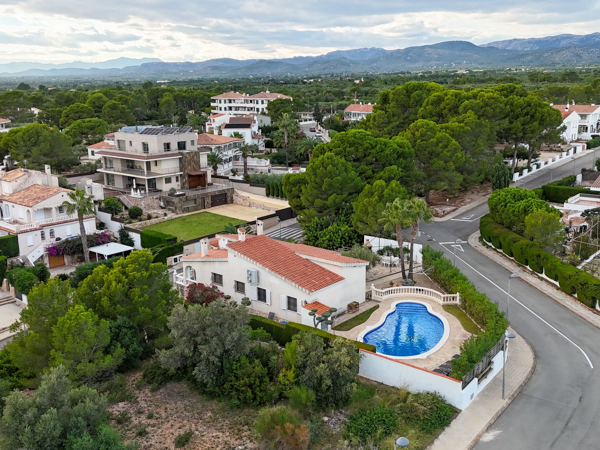 Photo of Imposante Ferienvilla mit großem Pool