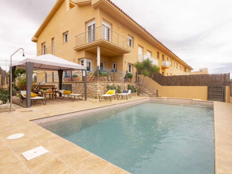 6-Zimmer-Reihenhaus 113 m2 auf 2 Stockwerken. Hell, komfortabel und gemütlich eingerichtet: Wohn-/Esszimmer mit Panoramafenster mit TV. Ausgang zum Garten, zum Schwimmbad. 1 Doppelzimmer mit 1 Doppel..