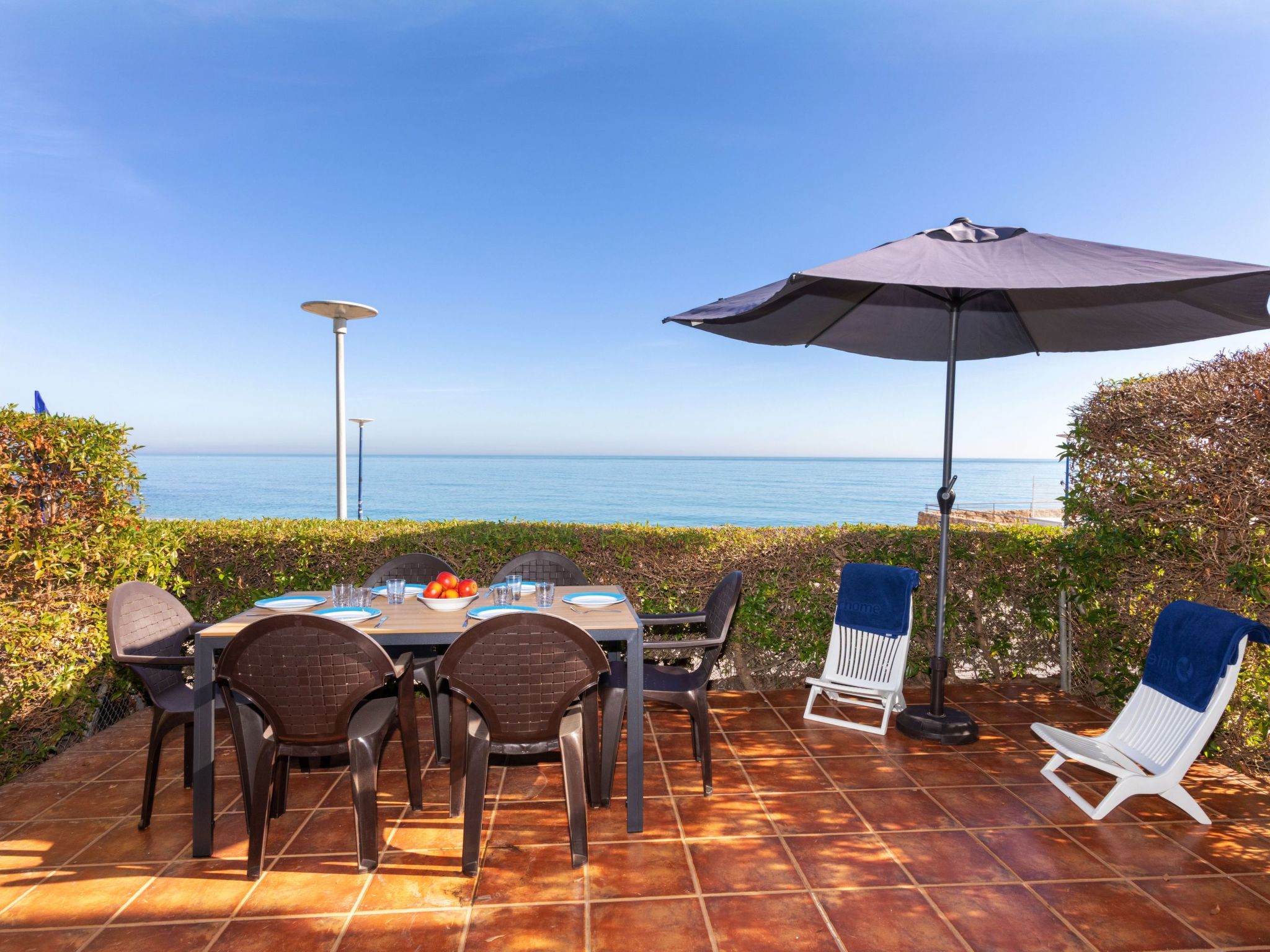 "Cala Gonzalez", appartement 3-kamers 65 m2, op de begane grond. Doelmatig ingericht: woon-/eetkamer met Digitale TV, elektrische verwarming en ventilator. Uitgang naar het terras. 1 kamer met 1 2-per..