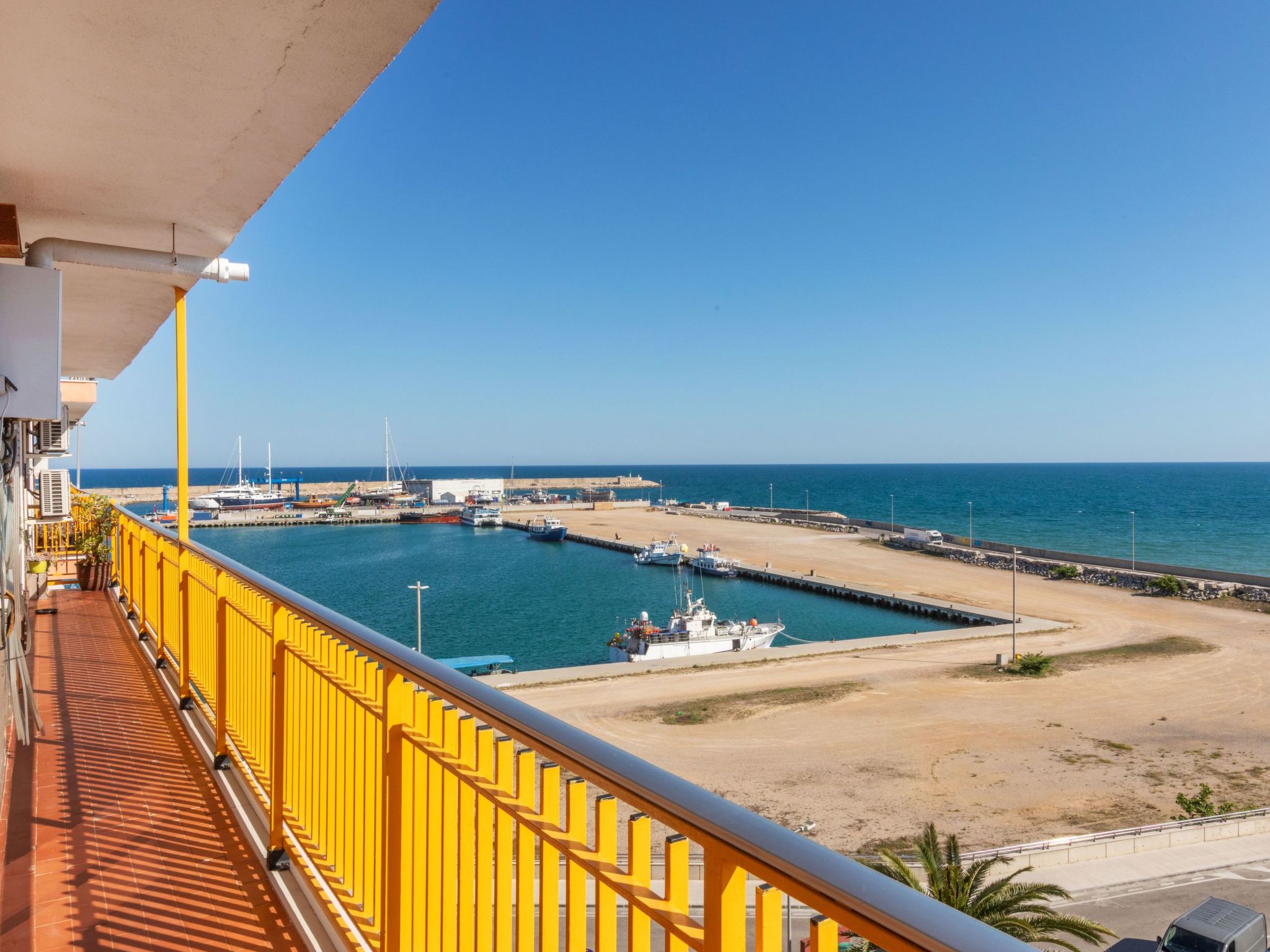 "Puerto", appartement 3-kamers 80 m2 op de 5e verdieping. Gerenoveerd, doelmatig en comfortabel ingericht: woon-/eetkamer met eettafel, Digitale TV, air-conditioning en heteluchtverwarming. Uitgang na..