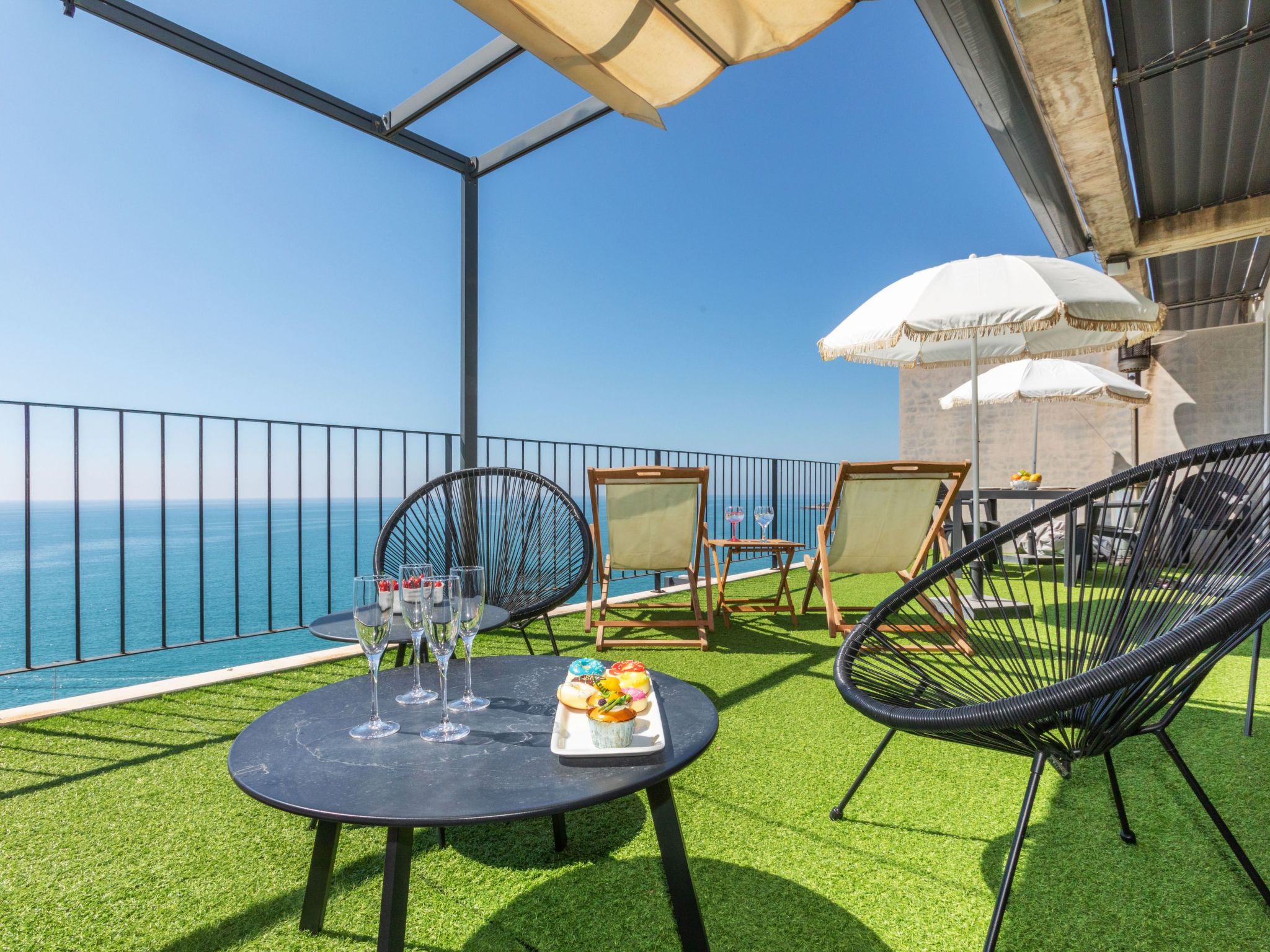 "Brasil", appartement 3-kamers 70 m2. Doelmatig en comfortabel ingericht: woon-/eetkamer met eettafel, Digitale TV, air-conditioning en heteluchtverwarming. Uitgang naar het terras. 1 kamer met 1 2-pe..