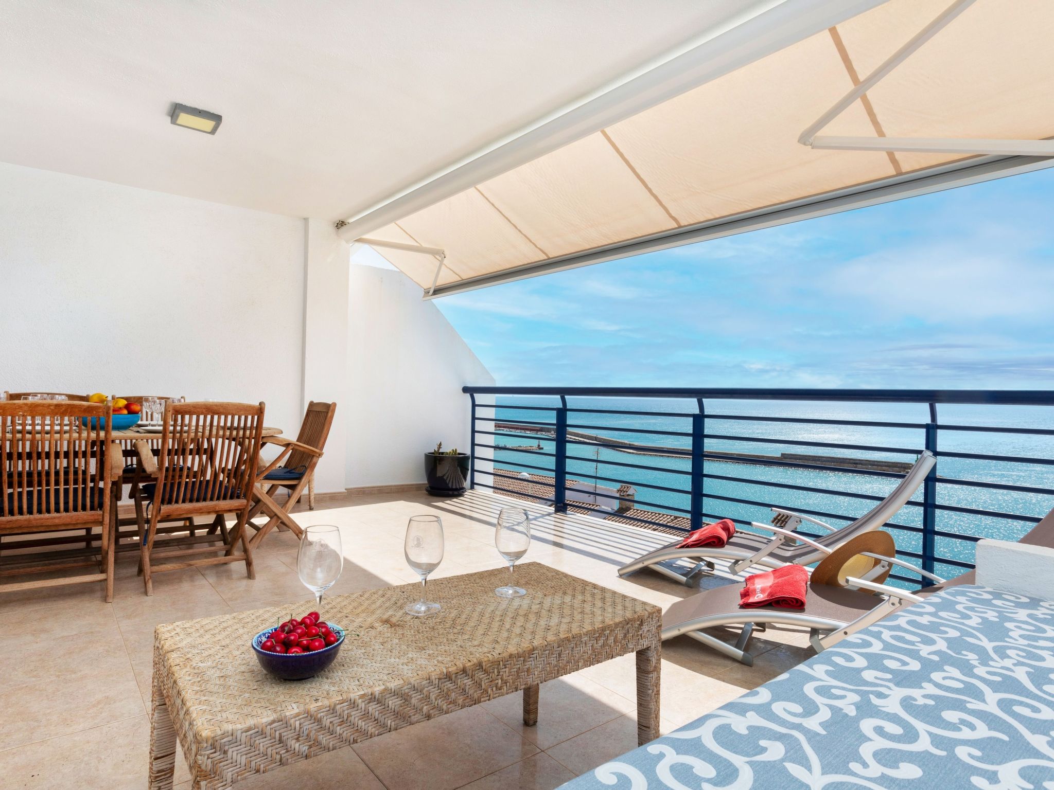 "Calypso Azahar", maisonette 4-kamers 85 m2 op 2 verdiepingen. Licht, gedeeltelijk in 2024, comfortabel en smaakvol ingericht: met 1 2-pers bed (1 x 160 cm, lengte 200 cm), air-conditioning en elektri..