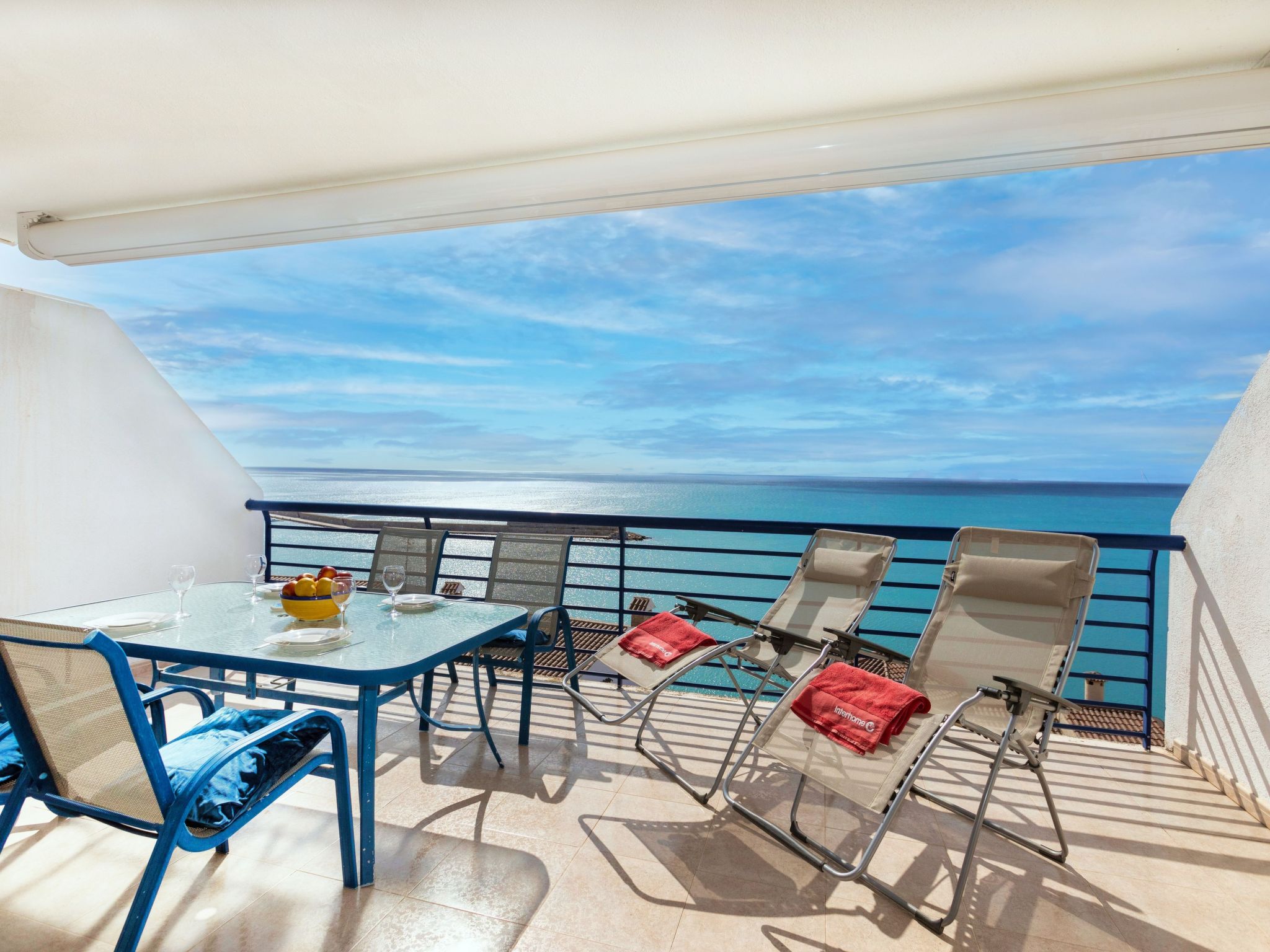 "Balcón al Mar", appartement 3-kamers 58 m2. Ruim en licht, comfortabel en gezellig ingericht: 1 kamer met 2 bedden (90 cm, lengte 190 cm). 1 kamer met 1 2-pers bed (135 cm, lengte 190 cm). Bad/douch..