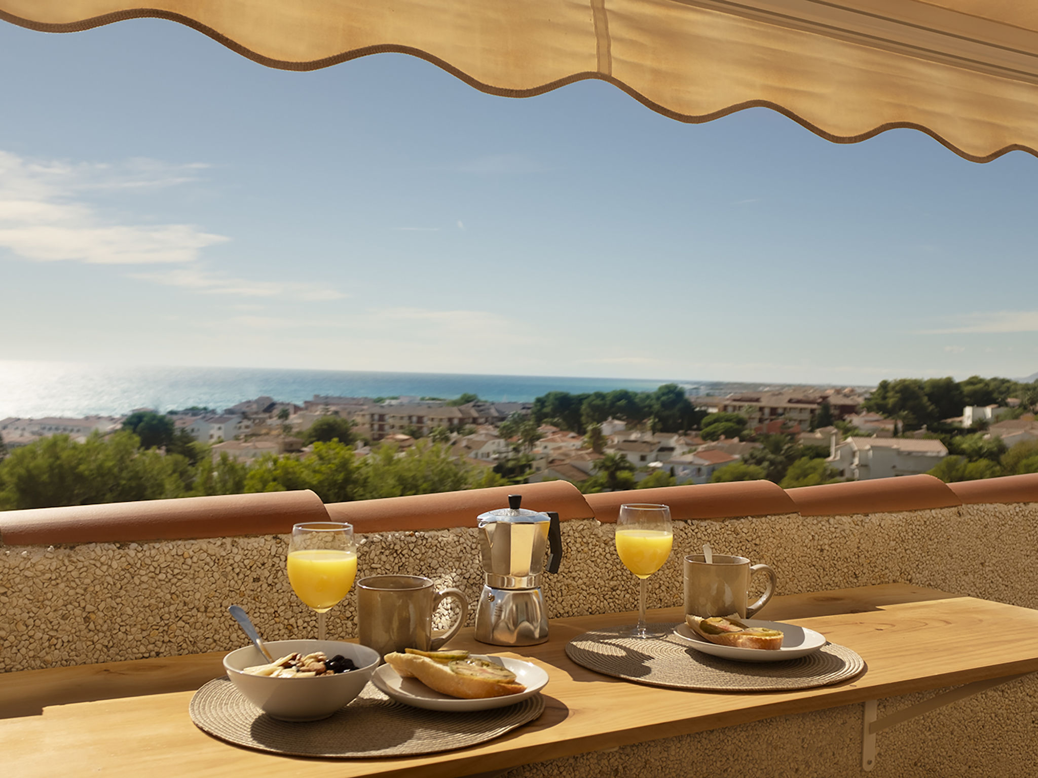 "TerrazaAzul-Penthouse apartment sea view", dakappartement 3-kamers 60 m2 op de 3e verdieping. Gerenoveerd in 2024, doelmatig en comfortabel ingericht: woon-/eetkamer met eettafel, Digitale TV, air-co..