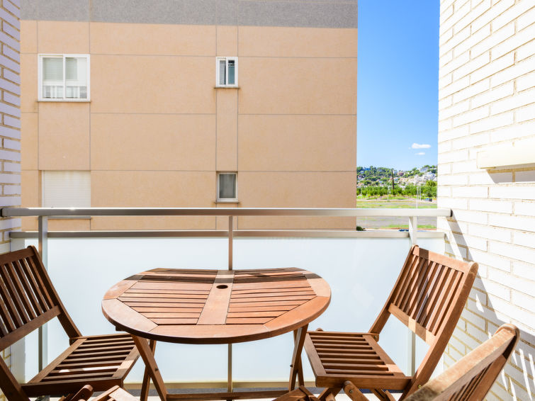 "El Balco", appartement 2-kamers 40 m2 op de 2e verdieping. Doelmatig ingericht: woon-/eetkamer met 1 2-pers divanbed. Uitgang naar het balkon. 1 kamer met 1 2-pers bed (135 cm, lengte 190 cm), douche..