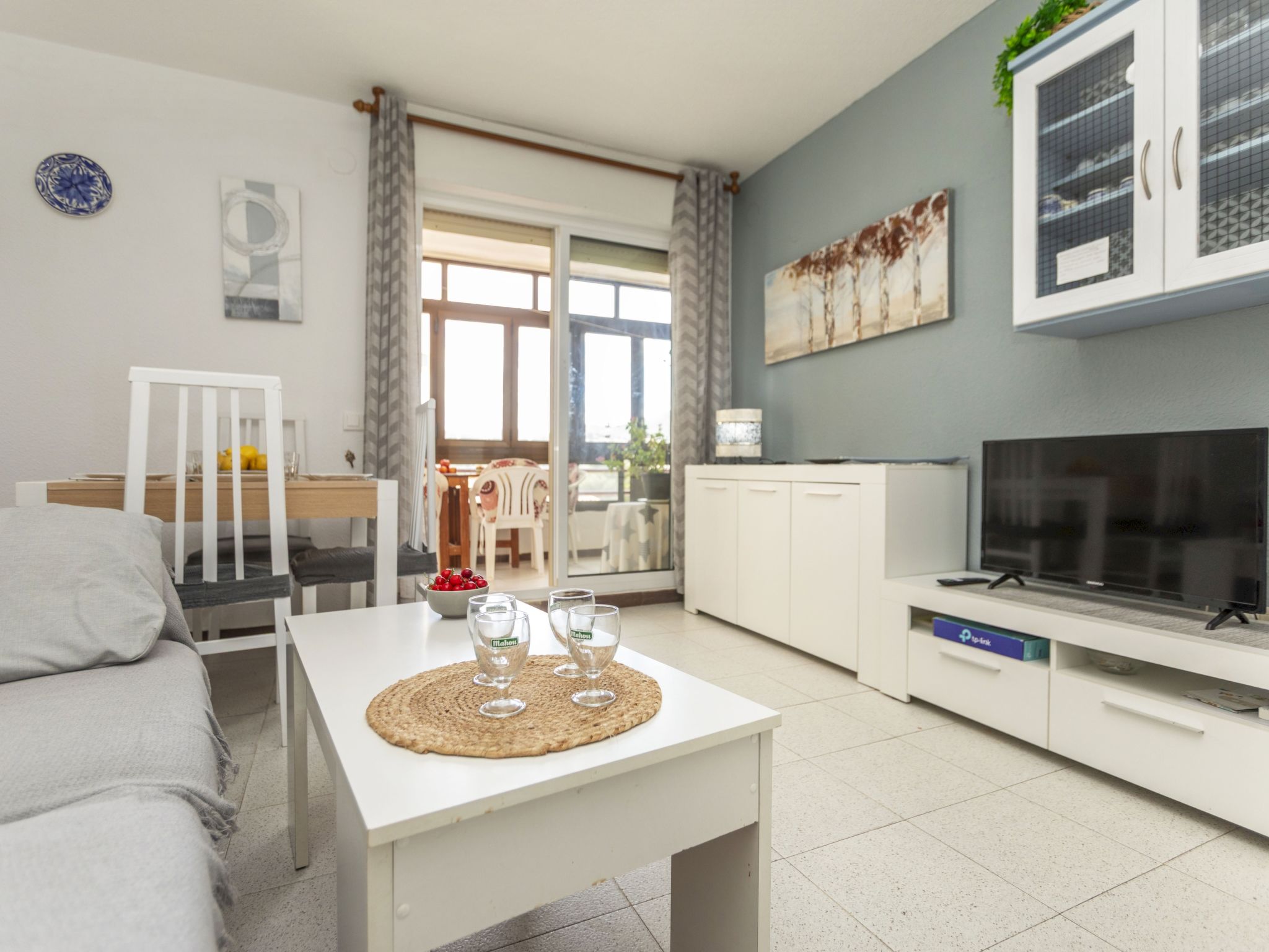 "Torreslandia Concha", appartement 3-kamers 60 m2 op de 2e verdieping. Comfortabel en gezellig ingericht: woonkamer met Digitale TV, elektrische kachel, air-conditioning en heteluchtverwarming. Uitgan..