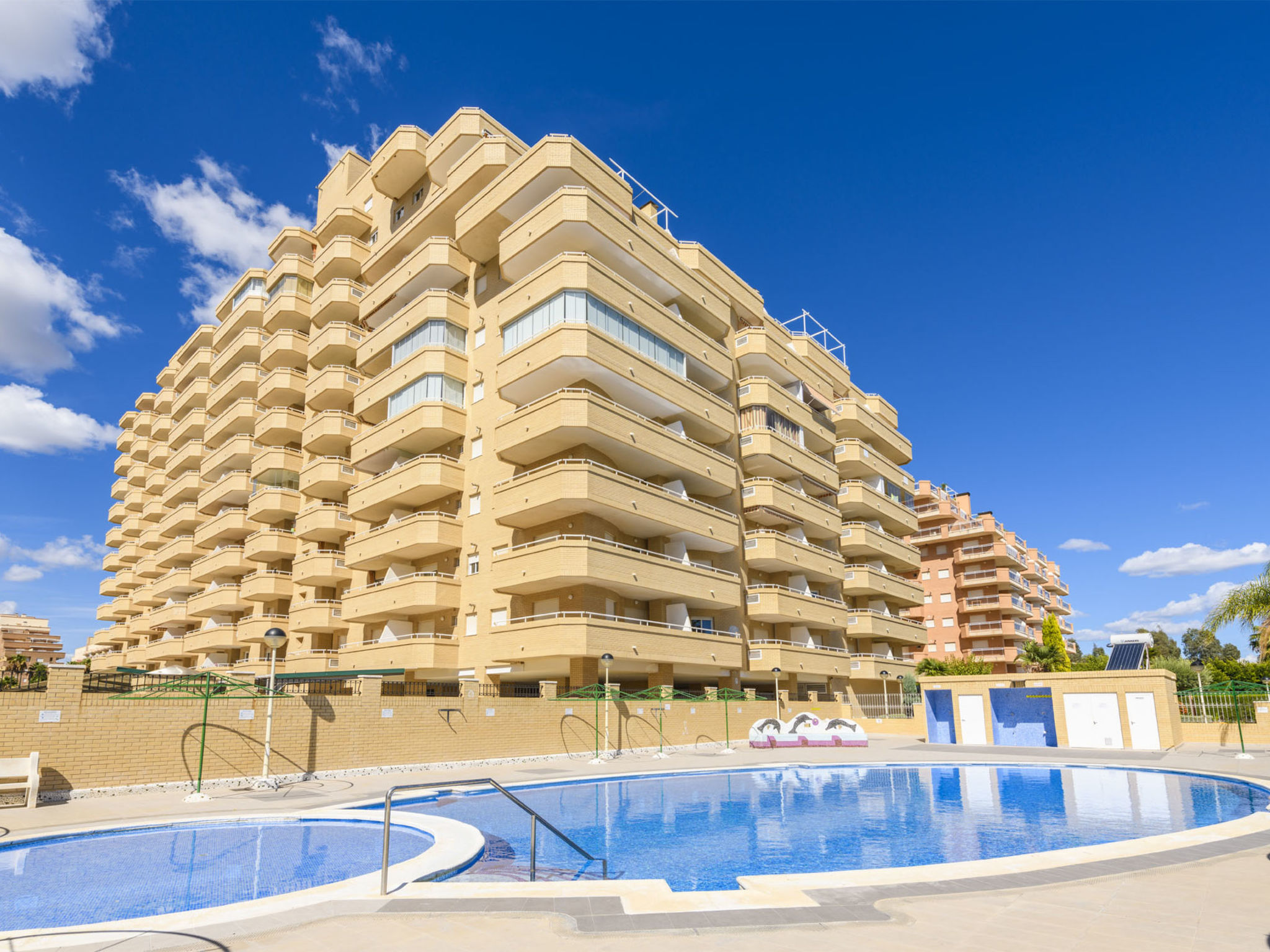 "Cala Blanca", appartement 3-kamers 60 m2 op de 3e verdieping. Licht, doelmatig en comfortabel ingericht: woon-/eetkamer met 1 2-pers divanbed, eettafel, Digitale TV, Flatscreen TV en air-conditioning..